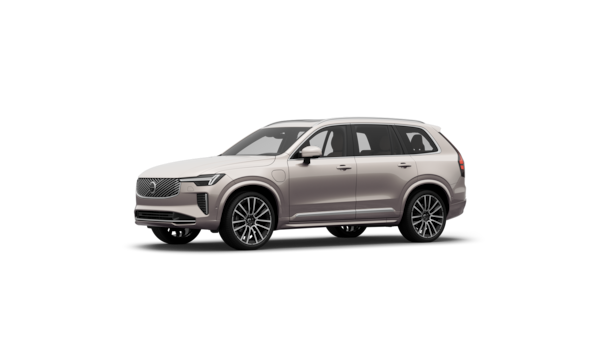 Dreiviertelansicht des Volvo Fahrzeugs vor dem Hintergrund eines schlichten Studios.