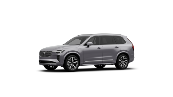 Dreiviertelansicht des Volvo Fahrzeugs vor dem Hintergrund eines schlichten Studios.