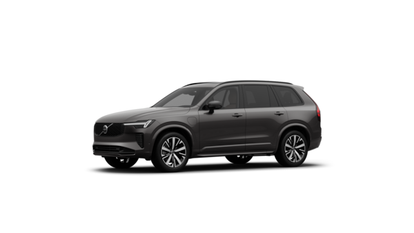 Dreiviertelansicht des Volvo Fahrzeugs vor dem Hintergrund eines schlichten Studios.