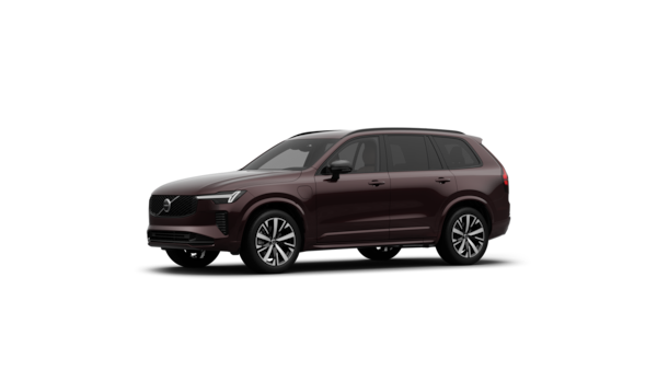 Dreiviertelansicht des Volvo Fahrzeugs vor dem Hintergrund eines schlichten Studios.