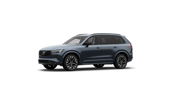 Dreiviertelansicht des Volvo Fahrzeugs vor dem Hintergrund eines schlichten Studios.