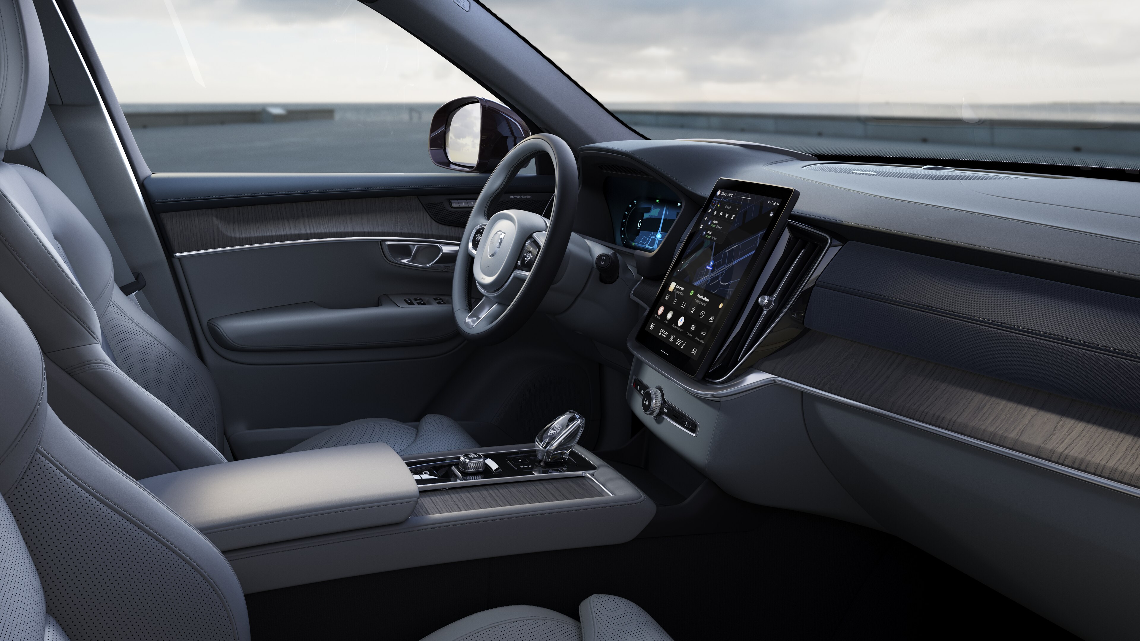 Volvointeriör som visar instrumentbräda, ratt och mittkonsol med digital display i en öppen bakgrund.