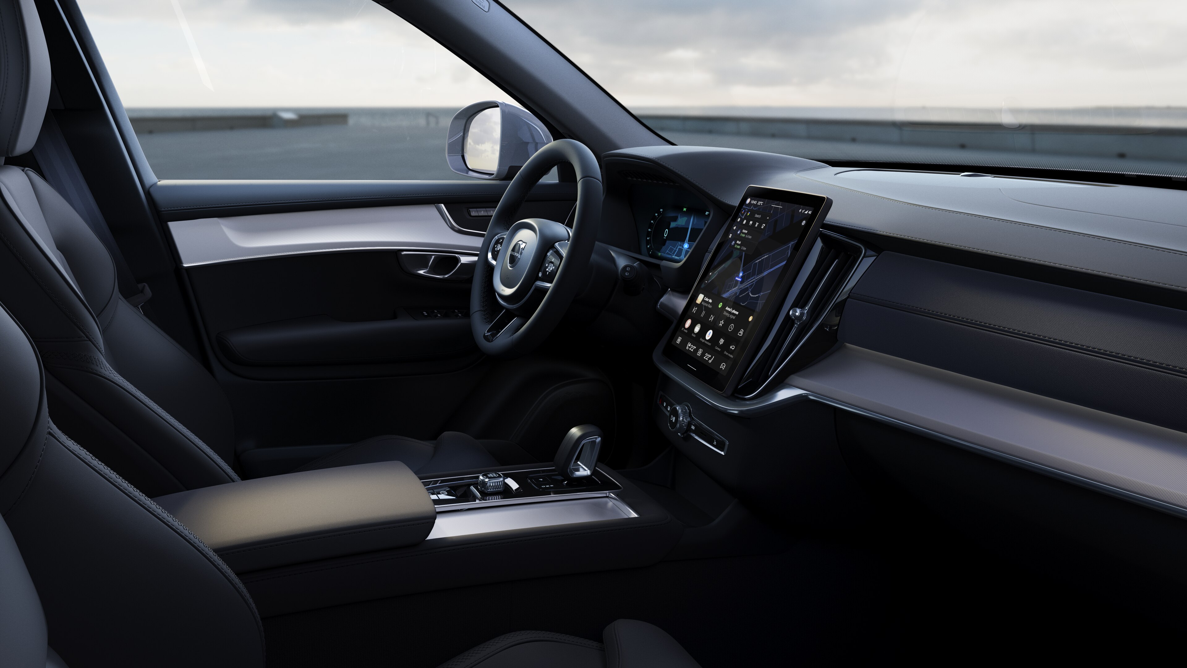 Intérieur d’une Volvo montrant le tableau de bord, le volant et la console centrale avec affichage numérique sur un fond de route dégagée.