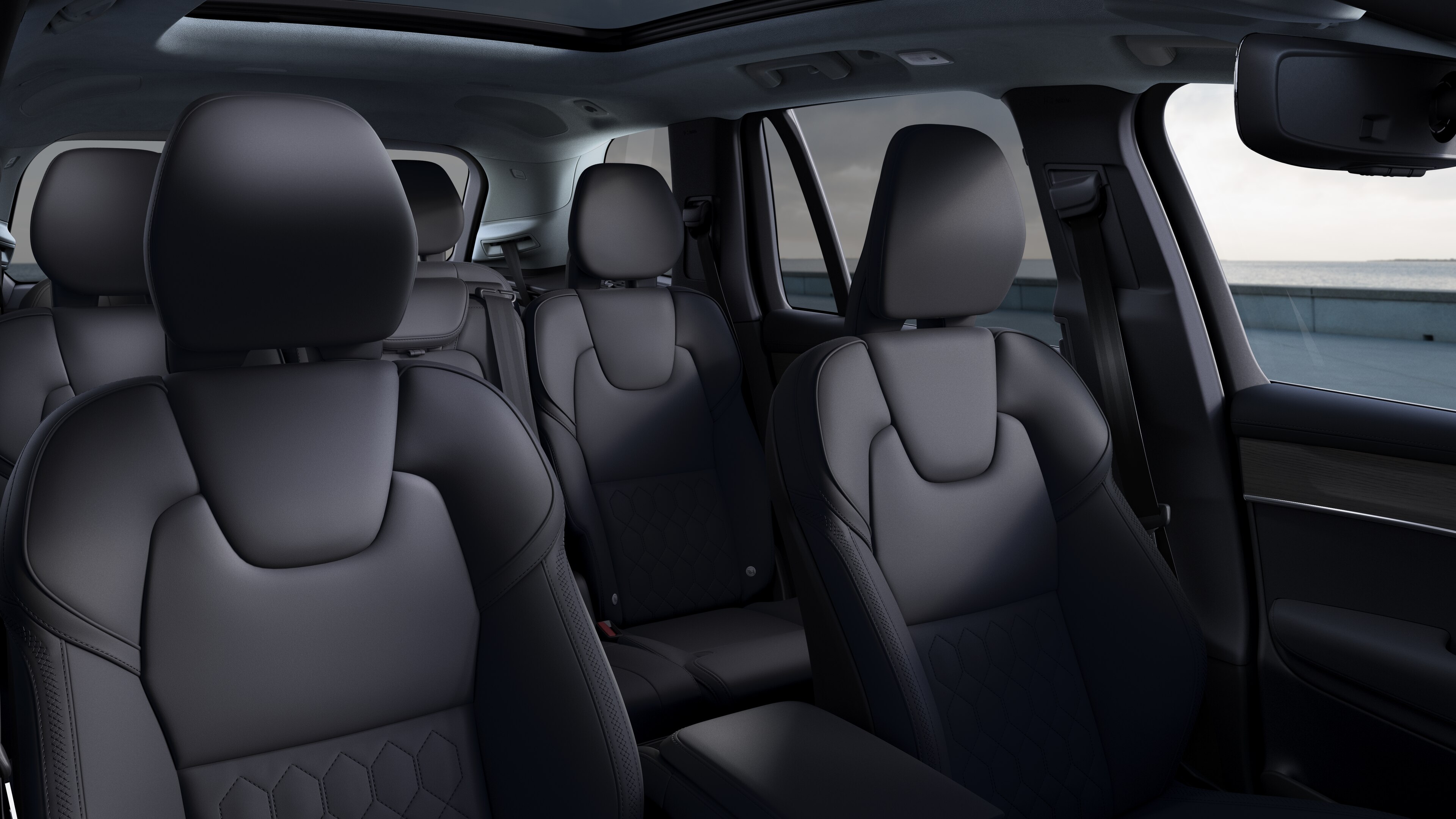 يظهر التصميم الداخلي لسيارة فولفو مقاعد الركاب الأمامية والخلفية، وعجلة القيادة، ولوحة القيادة، والكونسول الوسطي مقابل خلفية استوديو عادية.