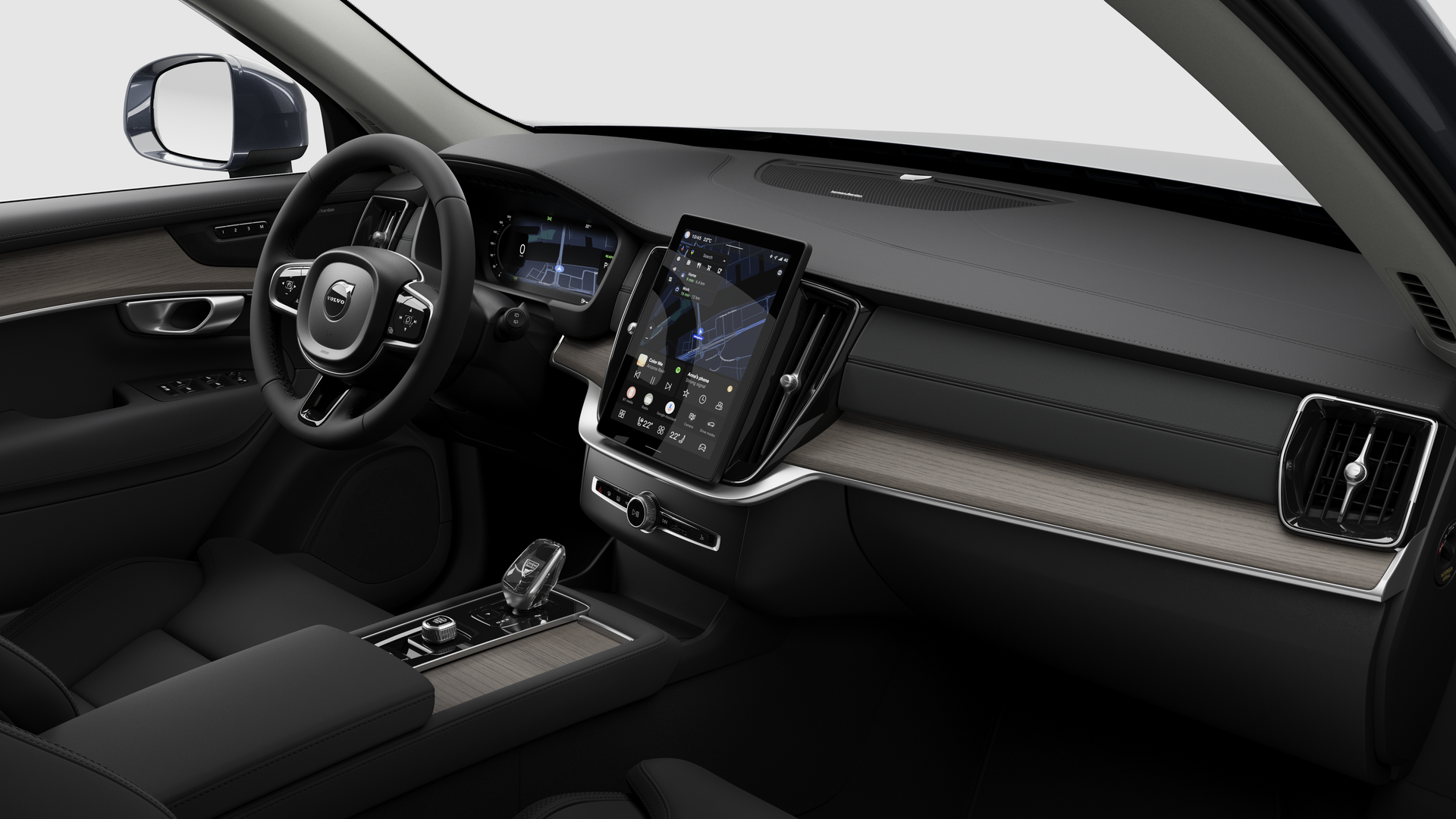 Vista interna di un'auto Volvo che mostra il cruscotto, il volante, la console centrale e lo schermo digitale sullo sfondo di uno studio.