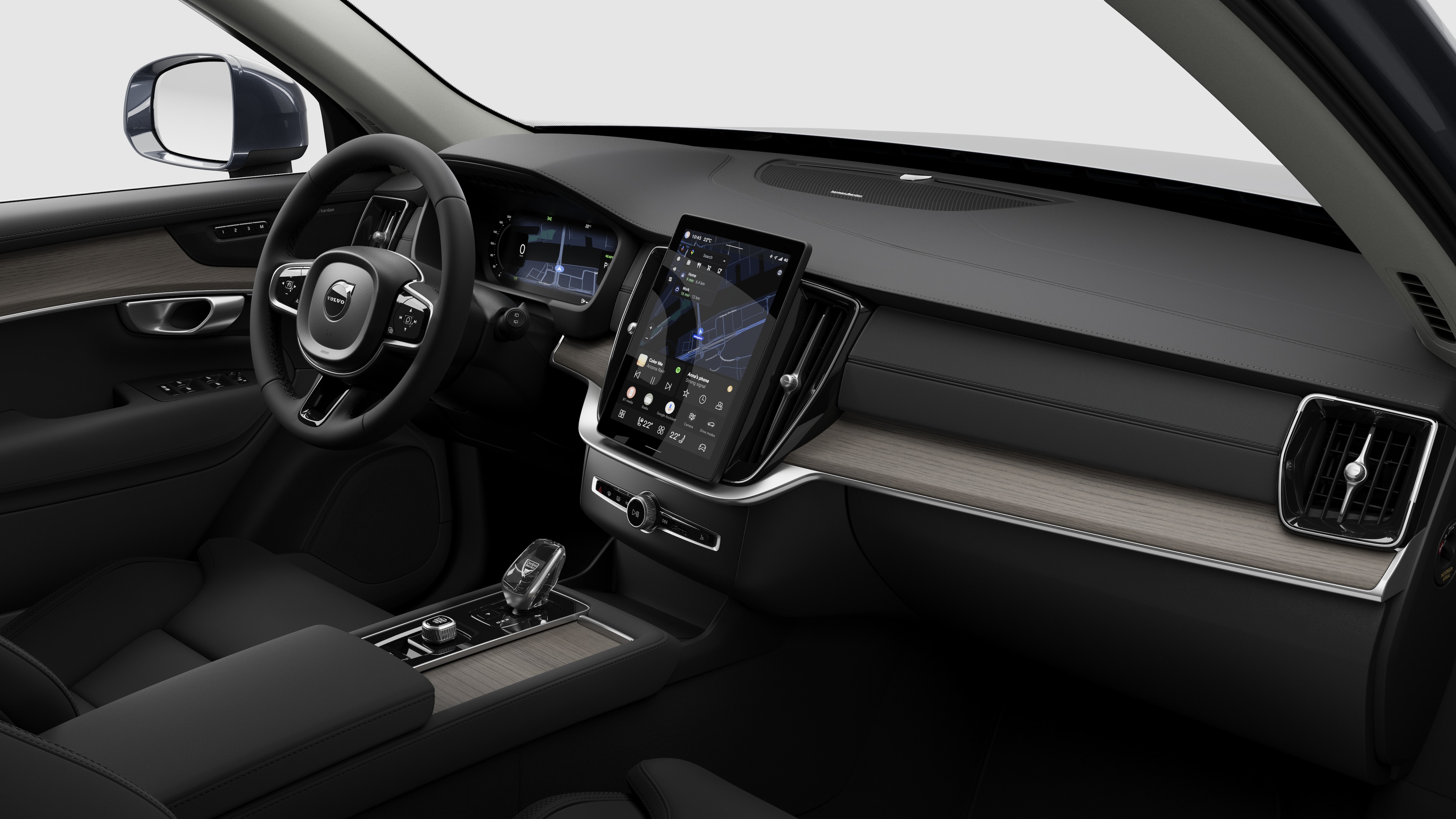 Vista interna di un'auto Volvo che mostra il cruscotto, il volante, la console centrale e lo schermo digitale sullo sfondo di uno studio.