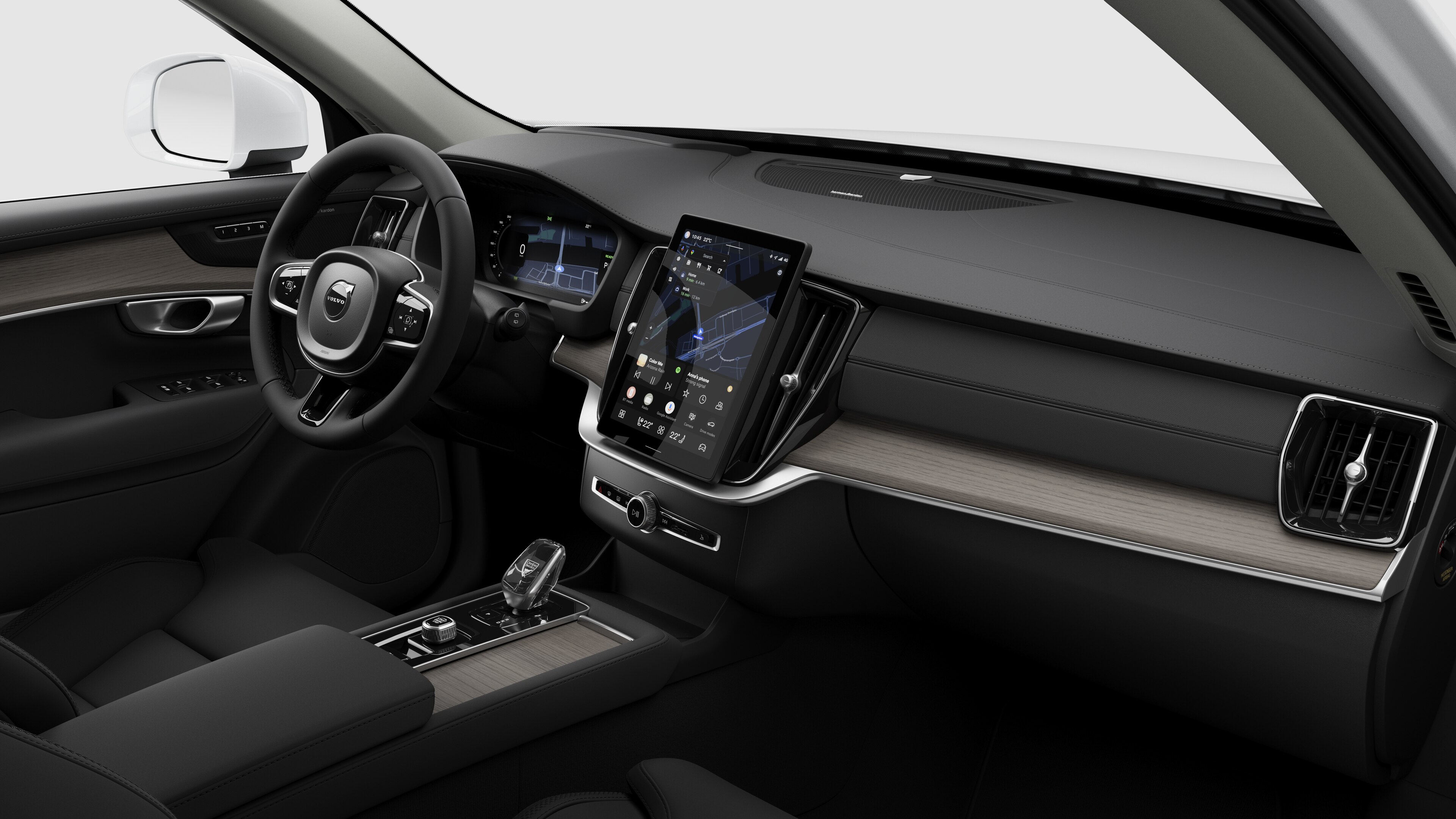 Vista interna di un'auto Volvo che mostra il cruscotto, il volante, la console centrale e lo schermo digitale sullo sfondo di uno studio.