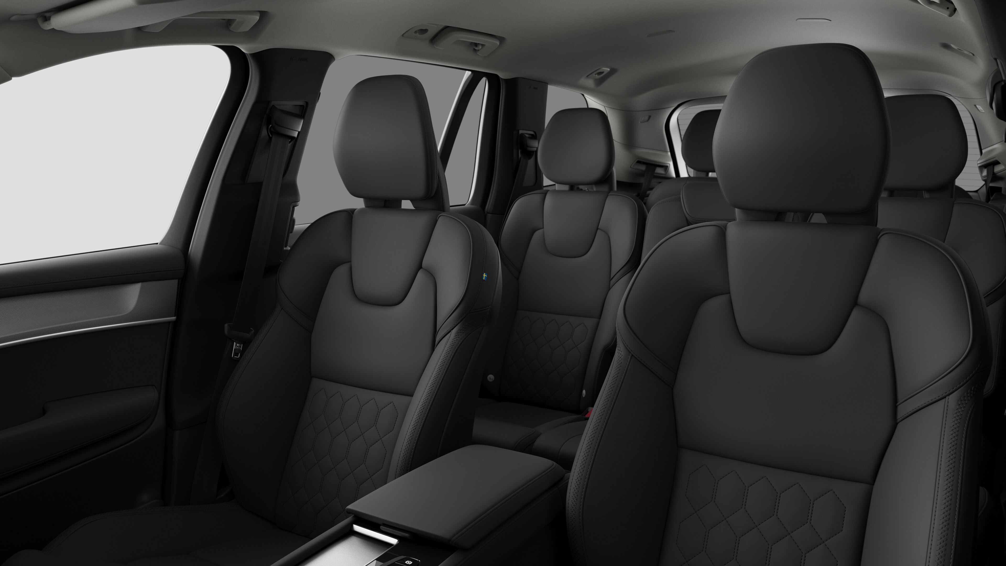 يظهر التصميم الداخلي لسيارة فولفو مقاعد الركاب الخلفية والكونسول الوسطي في خلفية استوديو عادية.