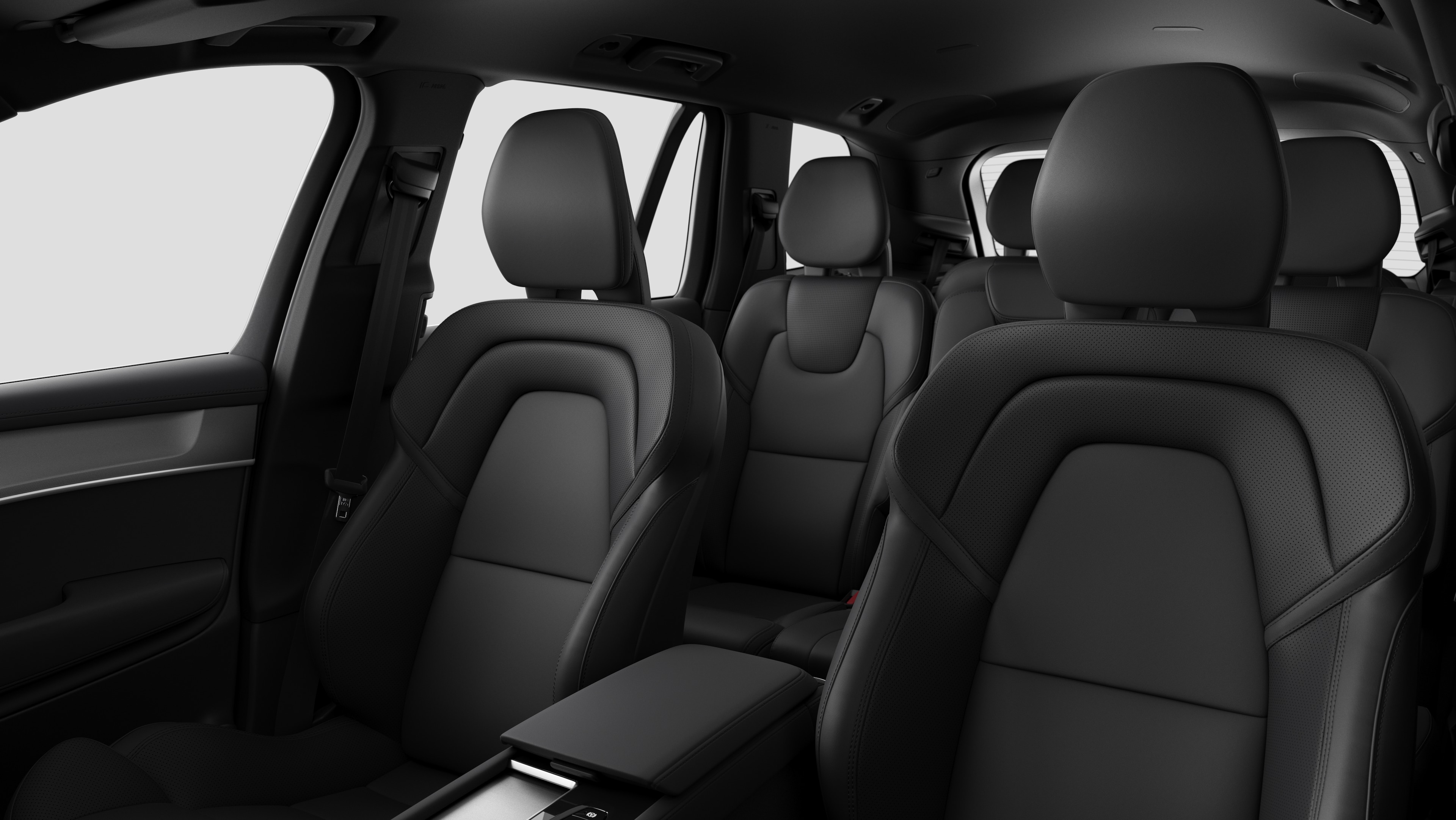 Het interieur van een Volvo met de passagiersstoelen achterin en de middenconsole in een effen studioachtergrond.