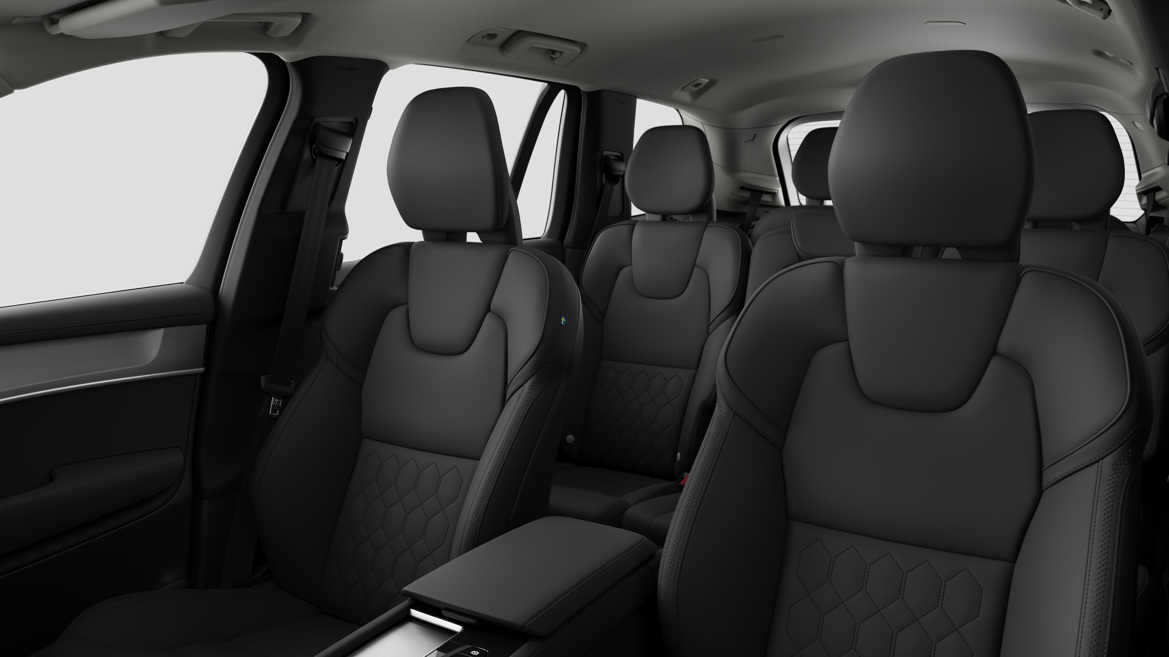 Volvo -auton sisätilat, takamatkustajan istuimet ja keskikonsoli selkeällä studiotaustalla.