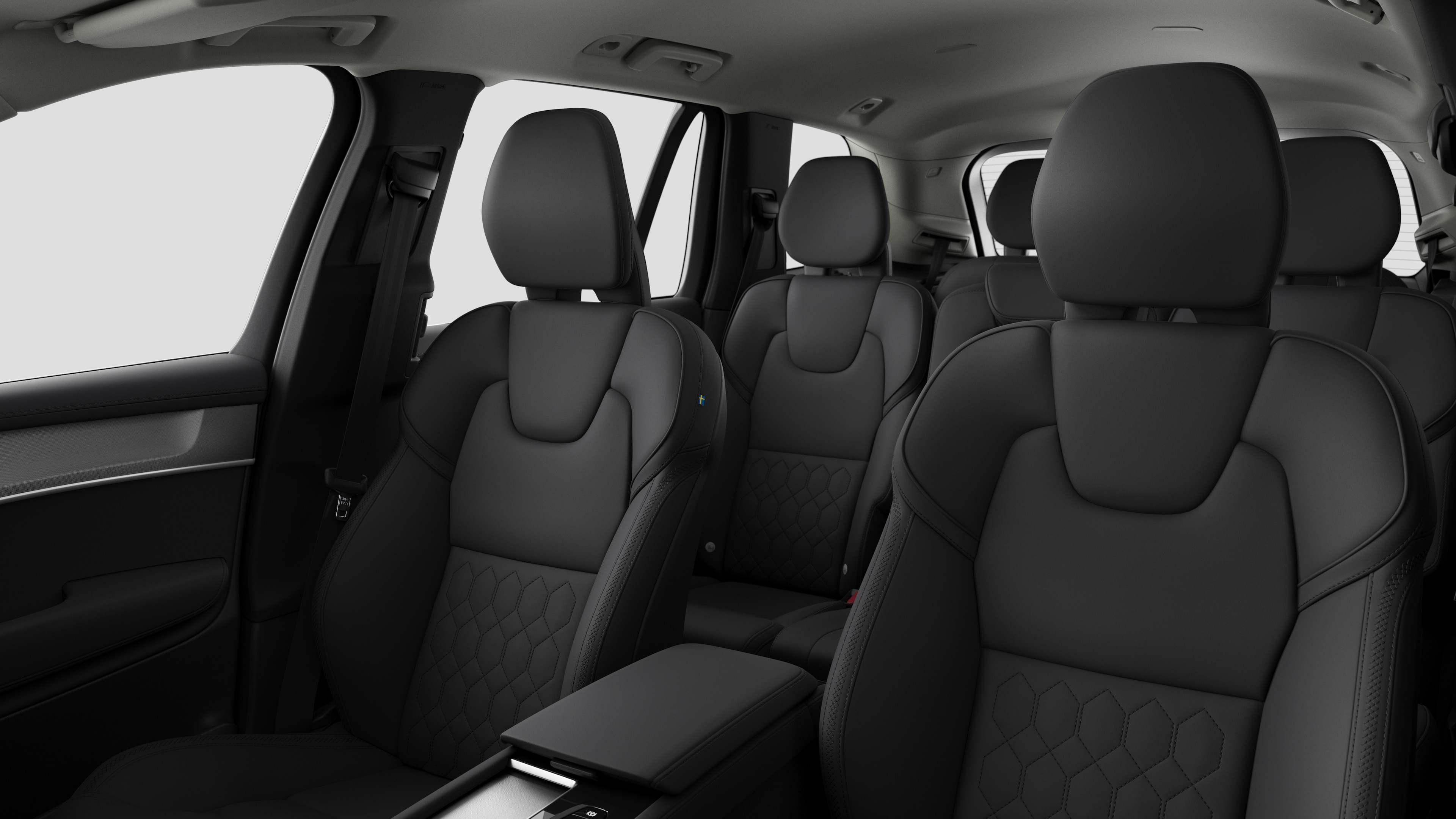 Innenraum eines Volvo mit Rücksitzen und Mittelkonsole im schlichten Studiohintergrund.