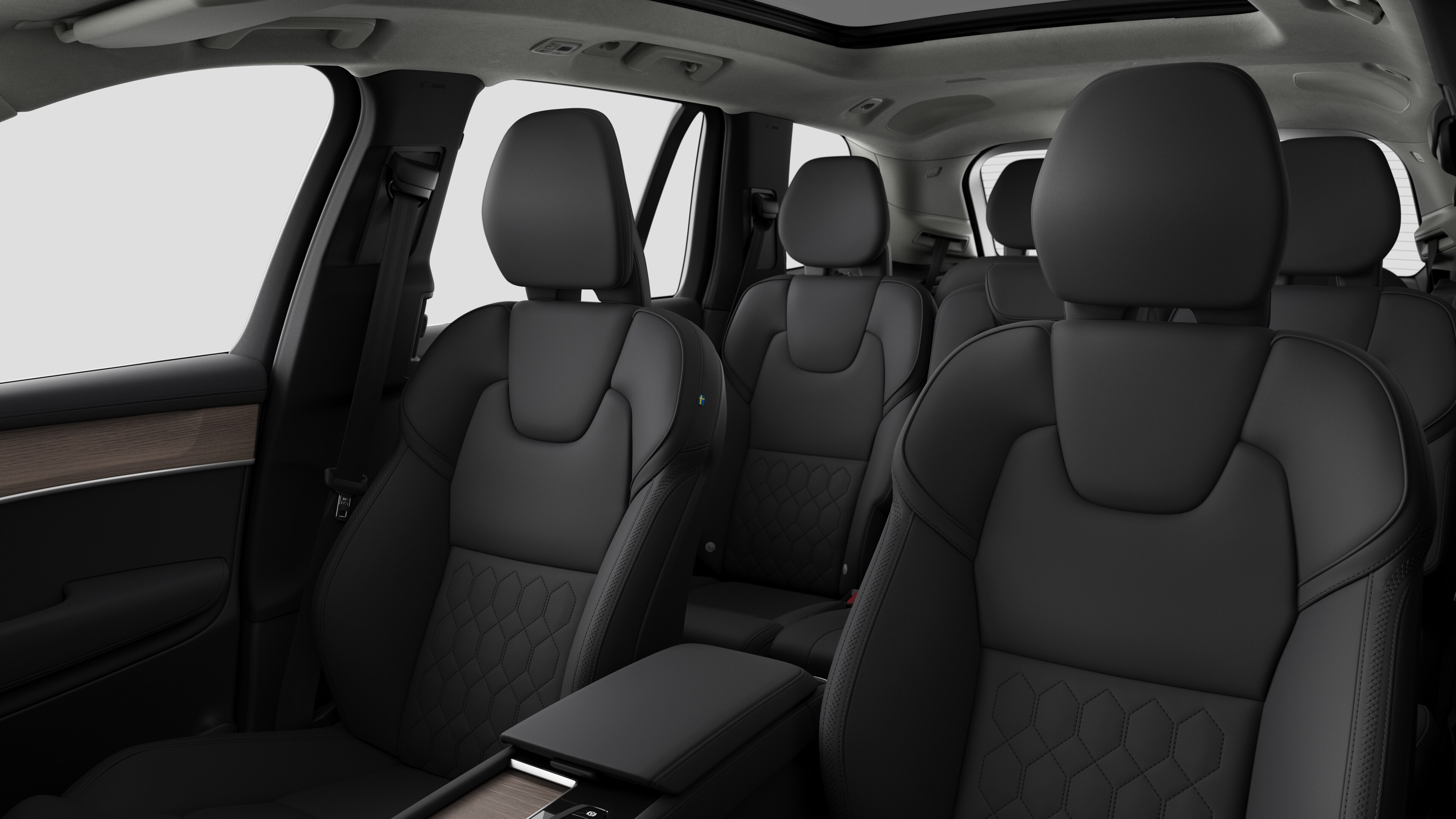 Het interieur van een Volvo met de passagiersstoelen achterin en de middenconsole in een effen studioachtergrond.