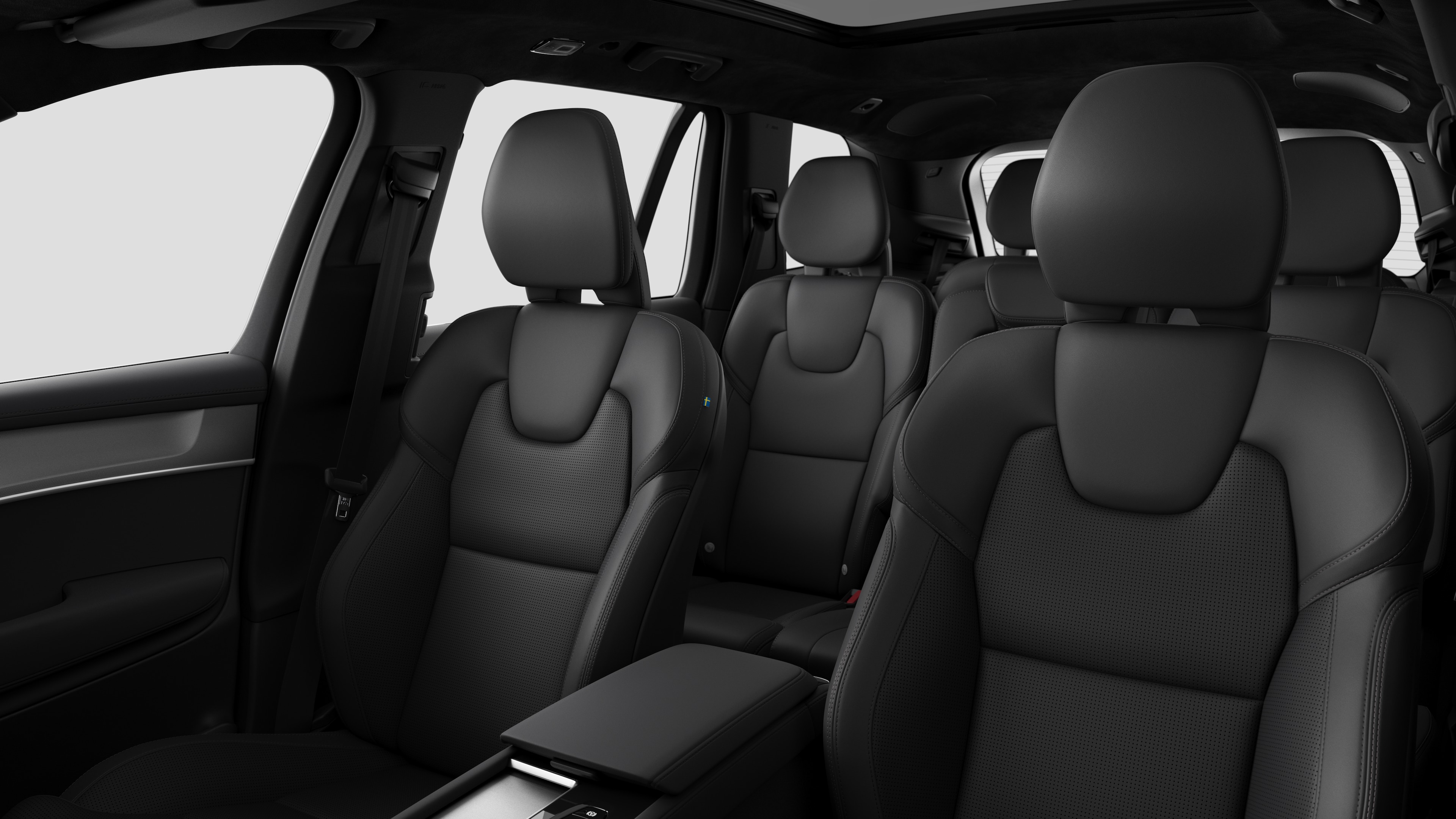 Het interieur van een Volvo met de passagiersstoelen achterin en de middenconsole in een effen studioachtergrond.