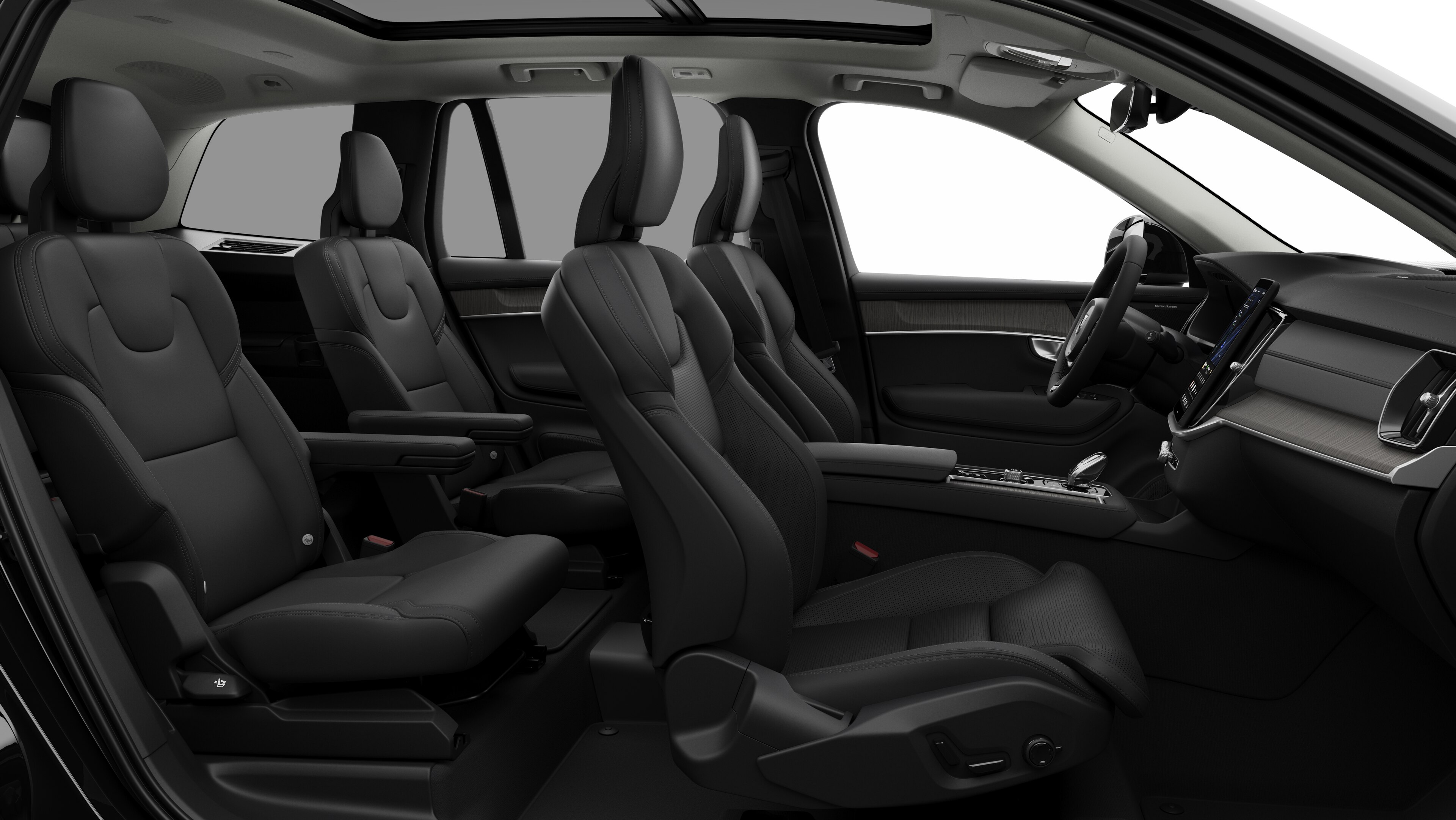Vue latérale de l’intérieur d’une voiture Volvo mettant en valeur les sièges avant, les sièges passager arrière, le volant, le tableau de bord et la console centrale, sur fond de studio.