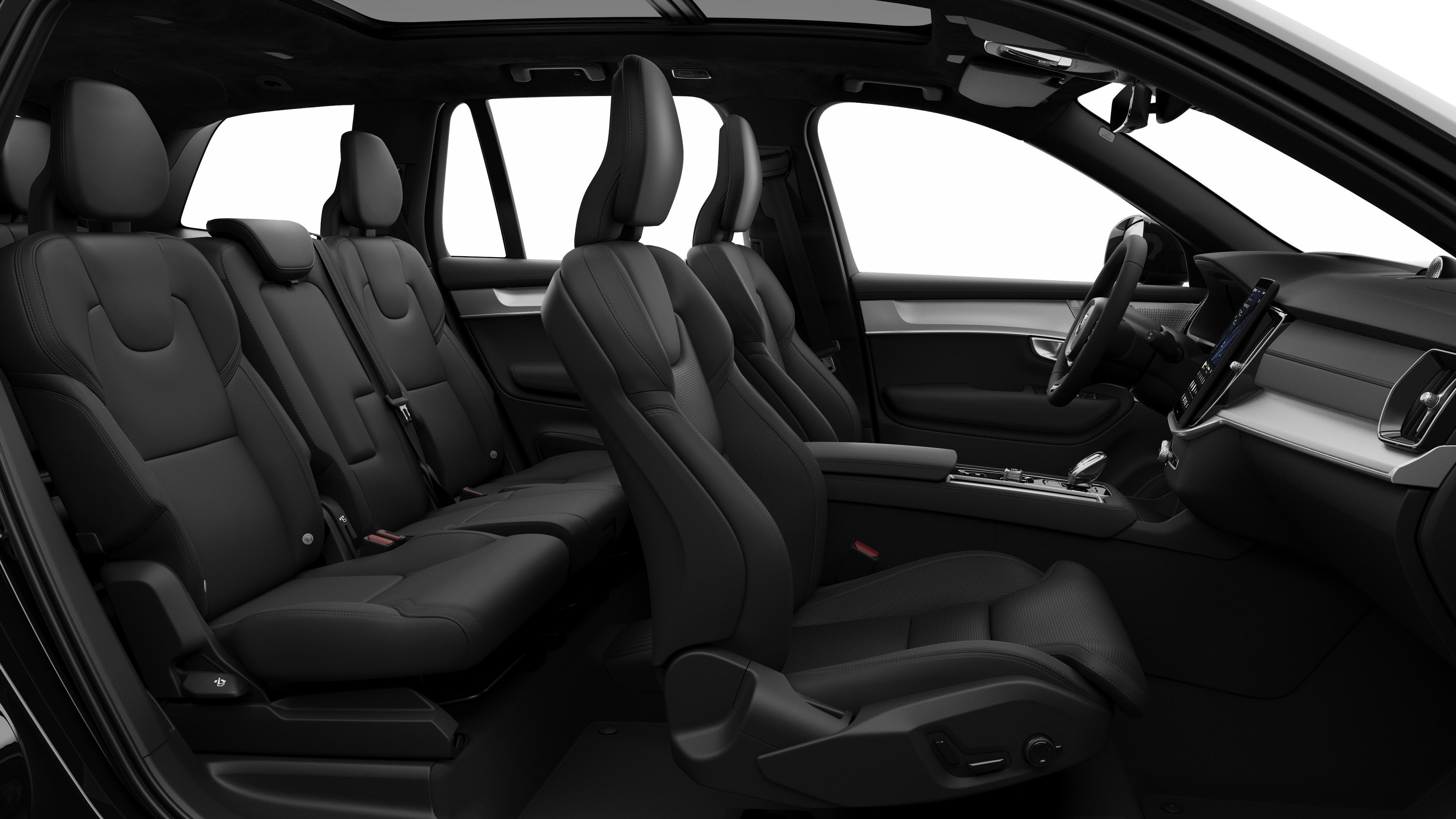 Zijaanzicht van het interieur van een Volvo met de voorstoelen, de passagiersstoelen achterin, het stuur, het dashboard en de middenconsole, tegen een effen studioachtergrond.