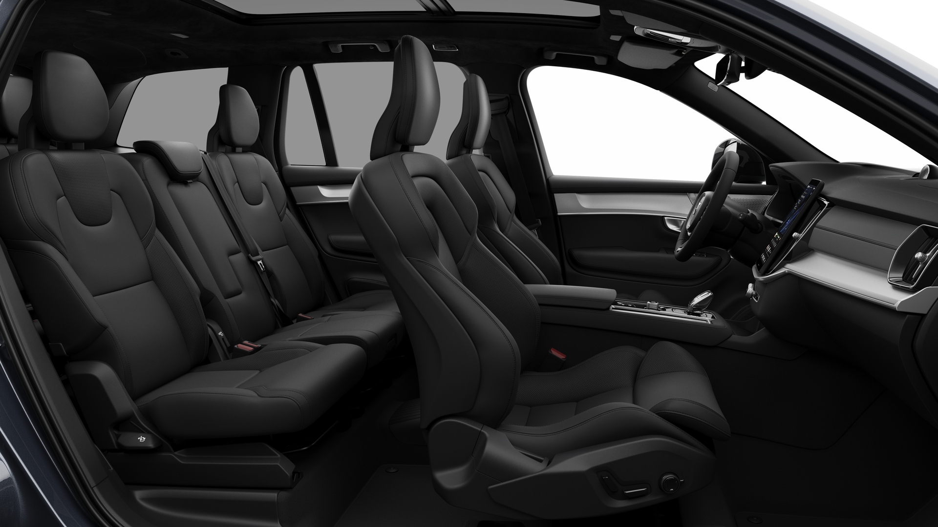 Vue latérale de l’intérieur d’une Volvo montrant les sièges avant, les sièges passager arrière, le volant, le tableau de bord et la console centrale, sur fond de studio.