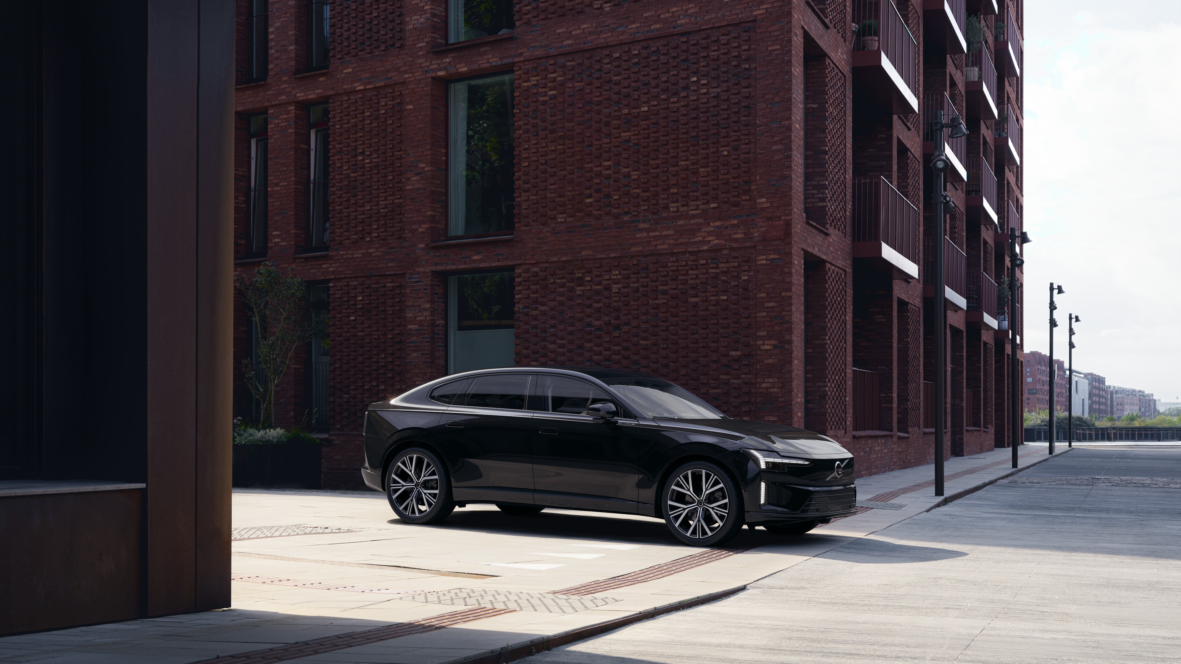 De buitenkant van een Volvo van bovenaf afgebeeld in een effen studioachtergrond.