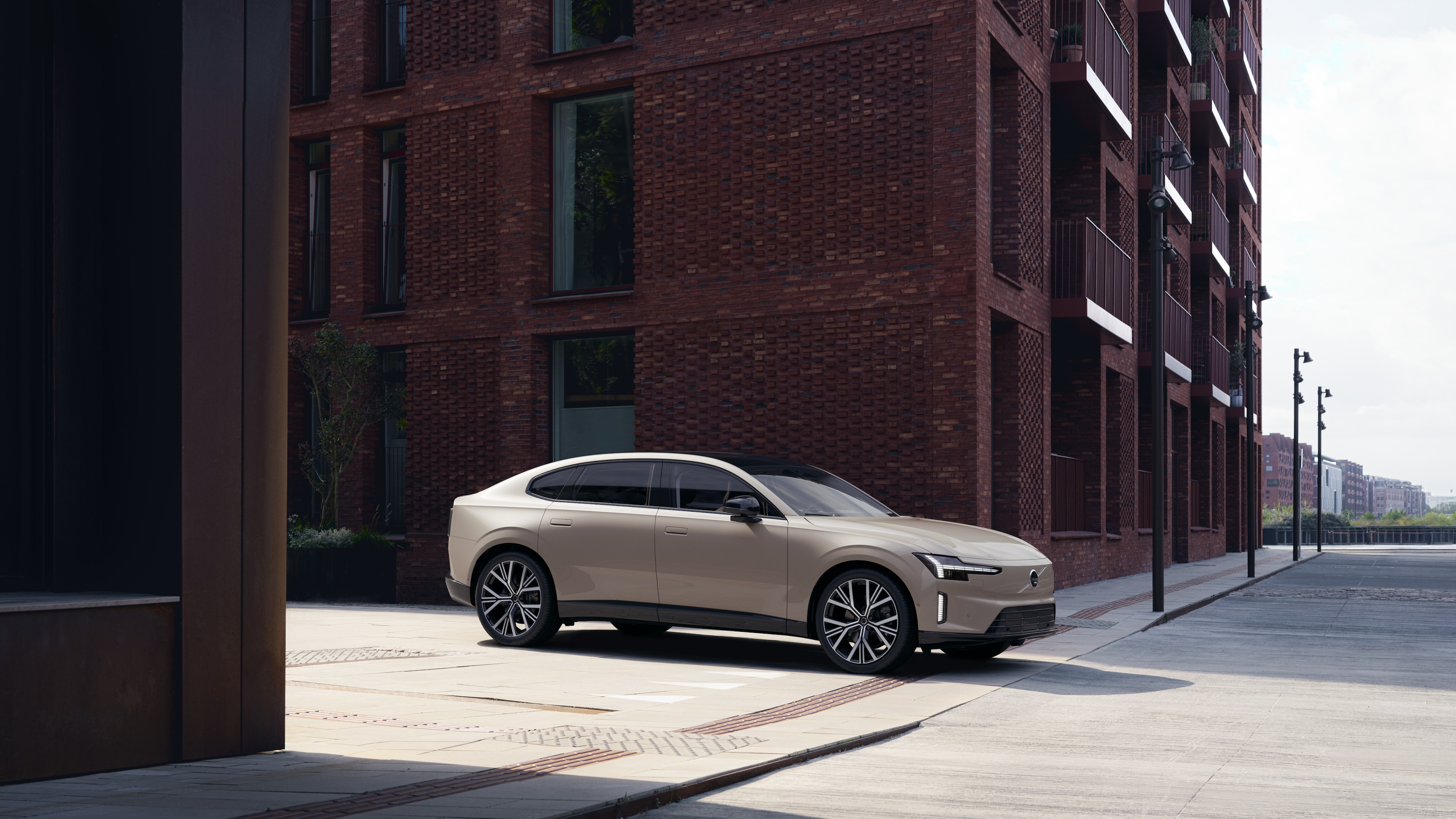 De buitenkant van een Volvo van bovenaf afgebeeld in een effen studioachtergrond.