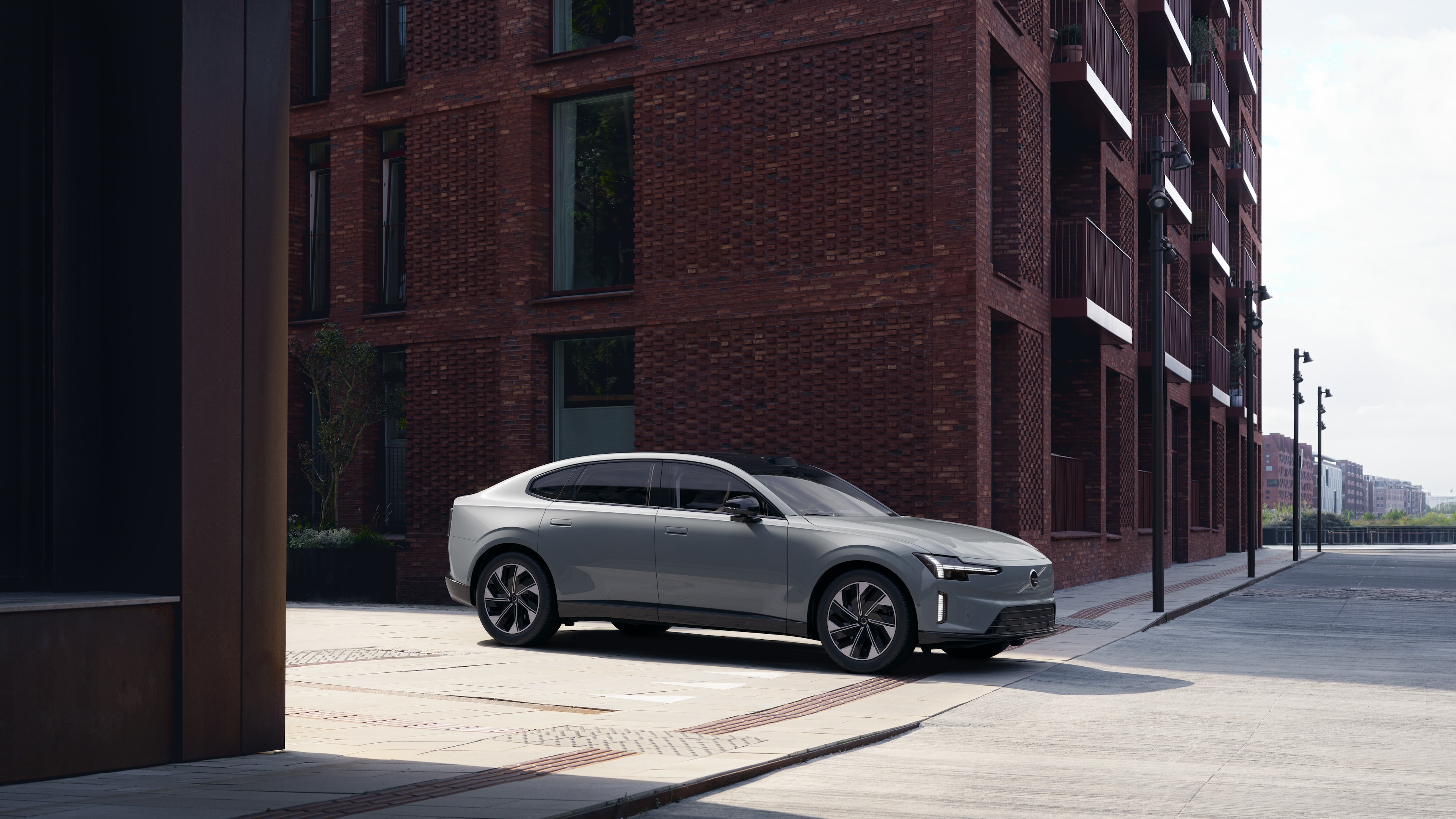 Bovenaanzicht van het exterieur van een Volvo op een effen studioachtergrond.