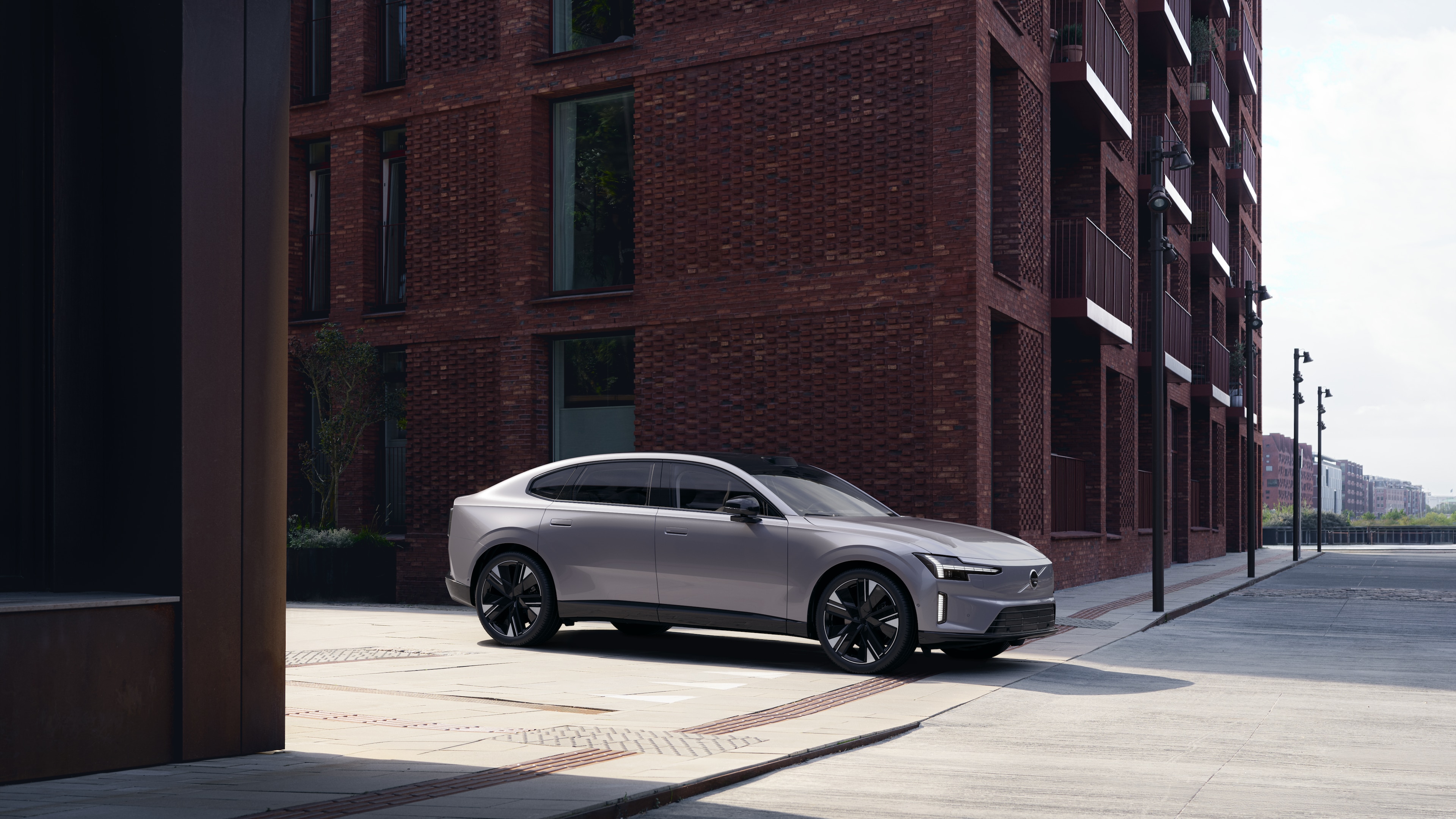 Volvo-bilens eksteriør vist ovenfra i almindelig studiebaggrund.