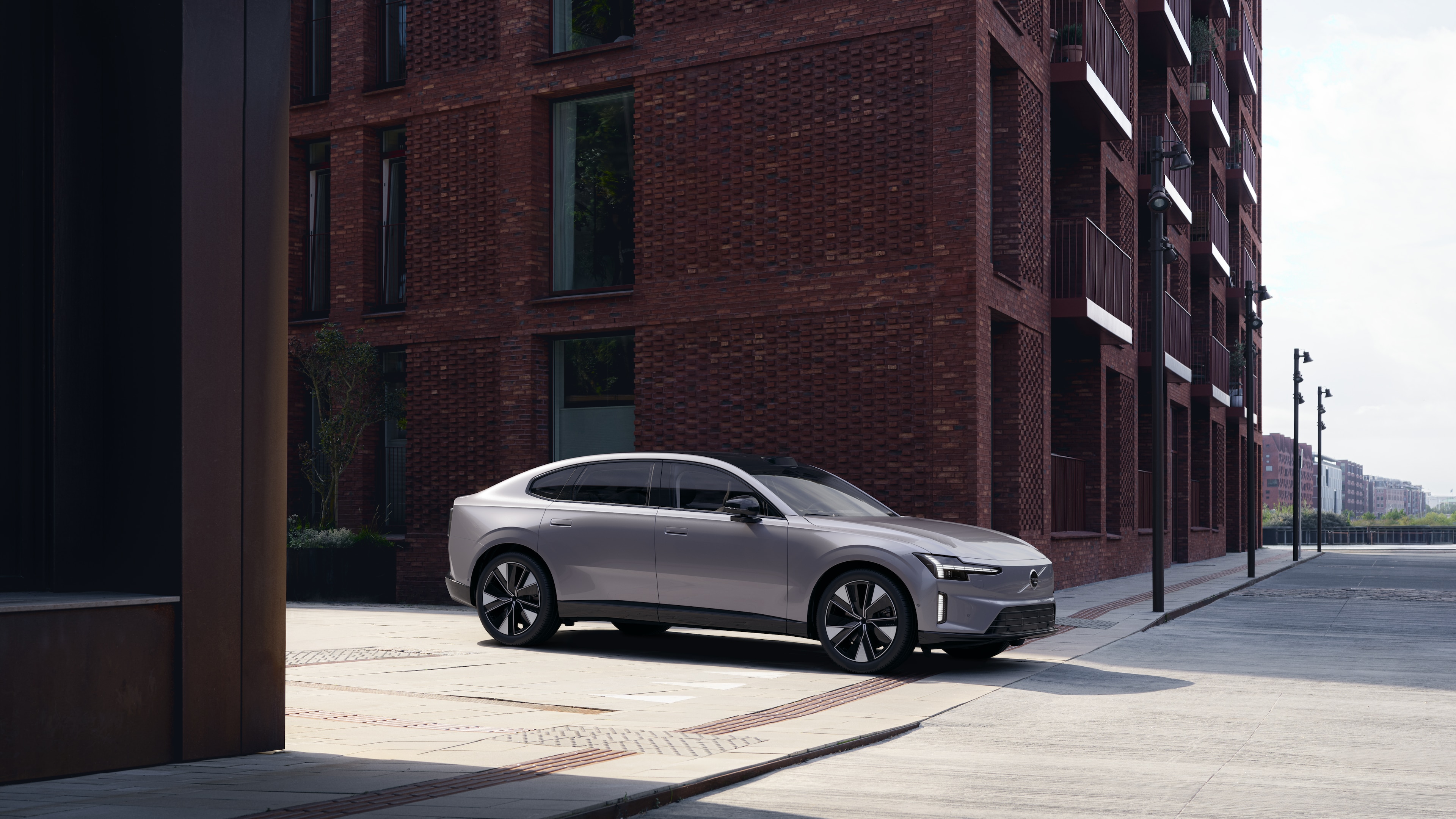El exterior de un coche Volvo se muestra desde arriba con un fondo de estudio liso.