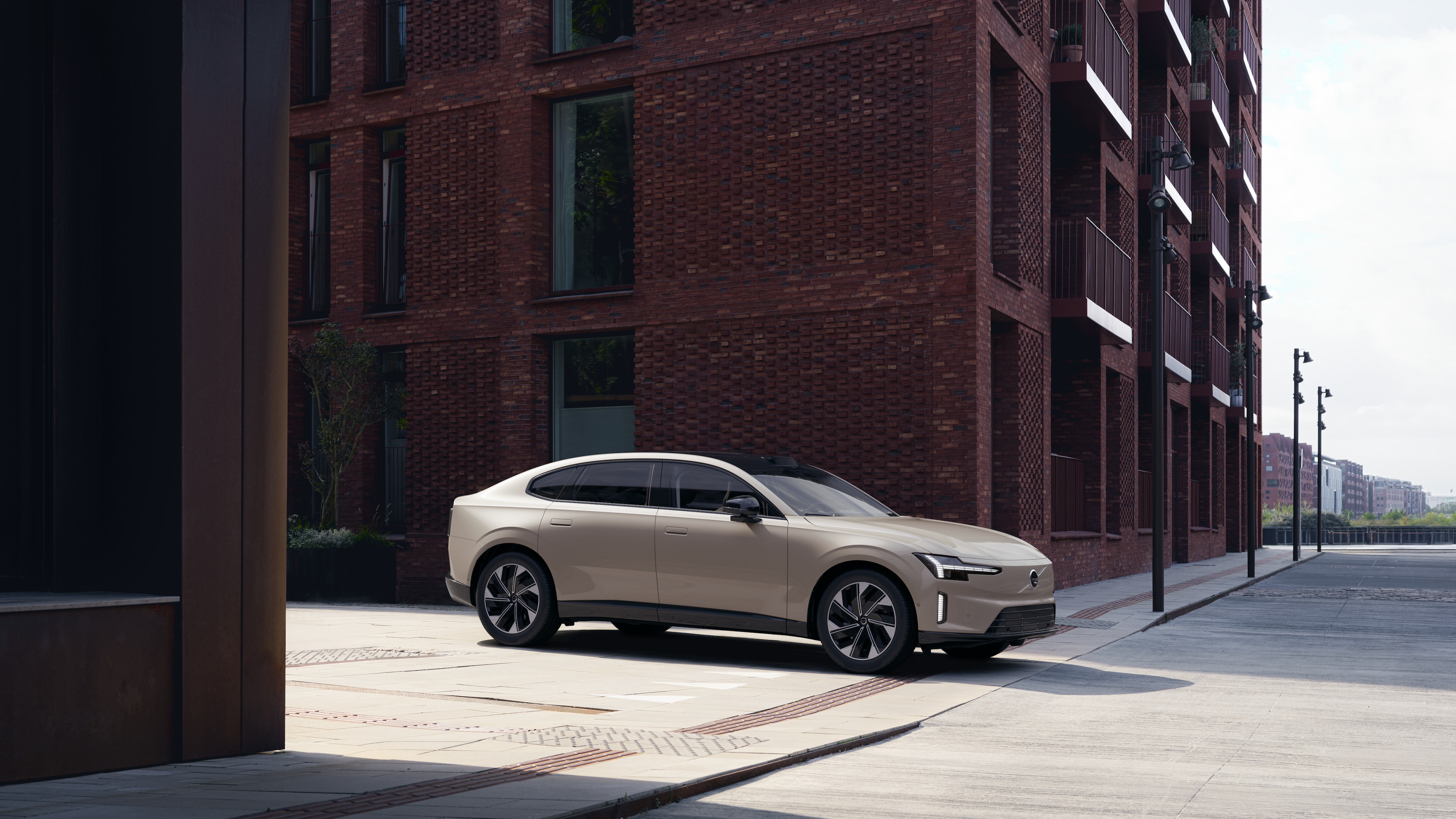Exteriorul mașinii Volvo prezentat de sus, pe fundal simplu de studio.