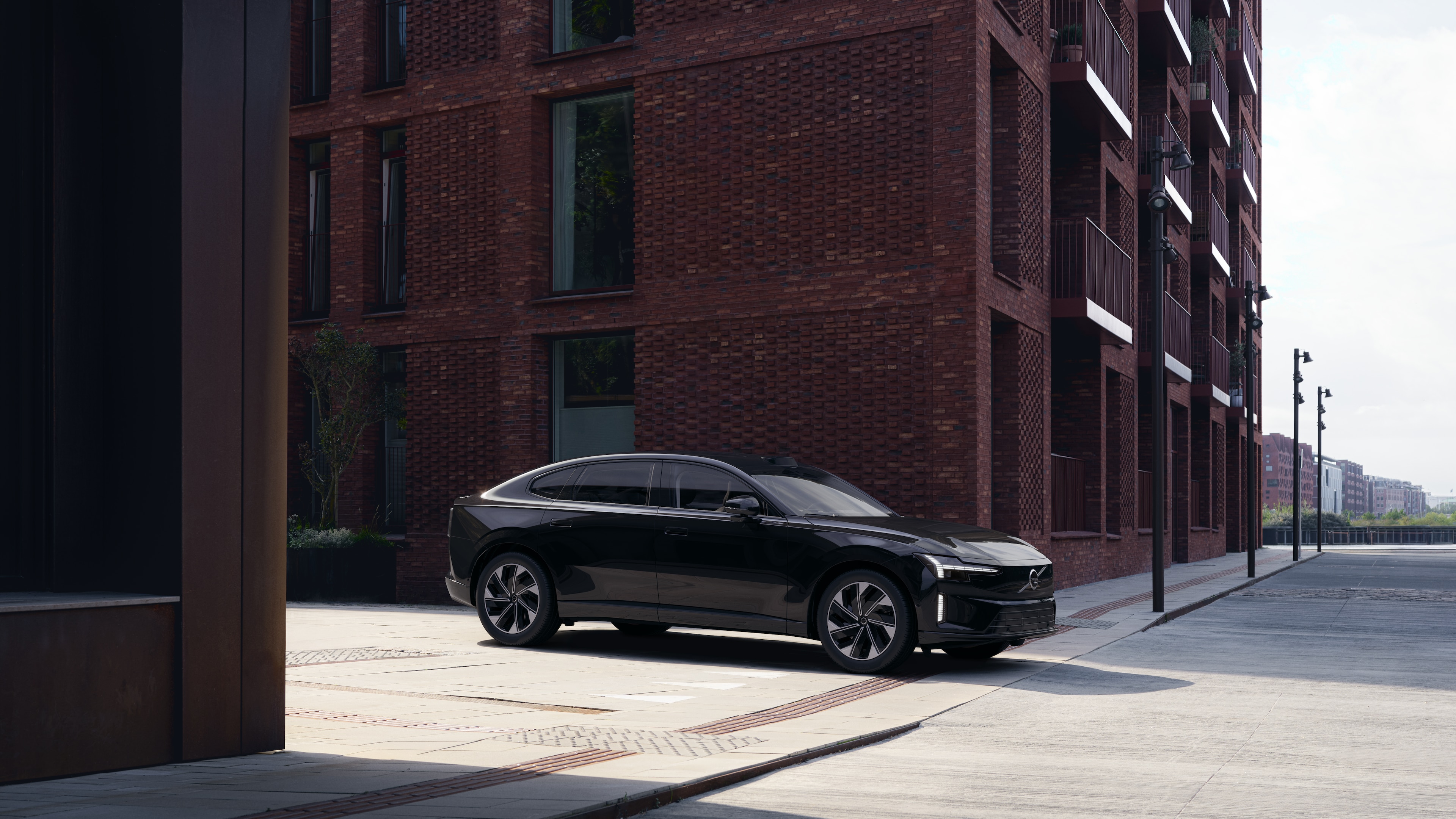 Volvo-auton ulkopuoli ylhäältä katsottuna selkeällä studiotaustalla.