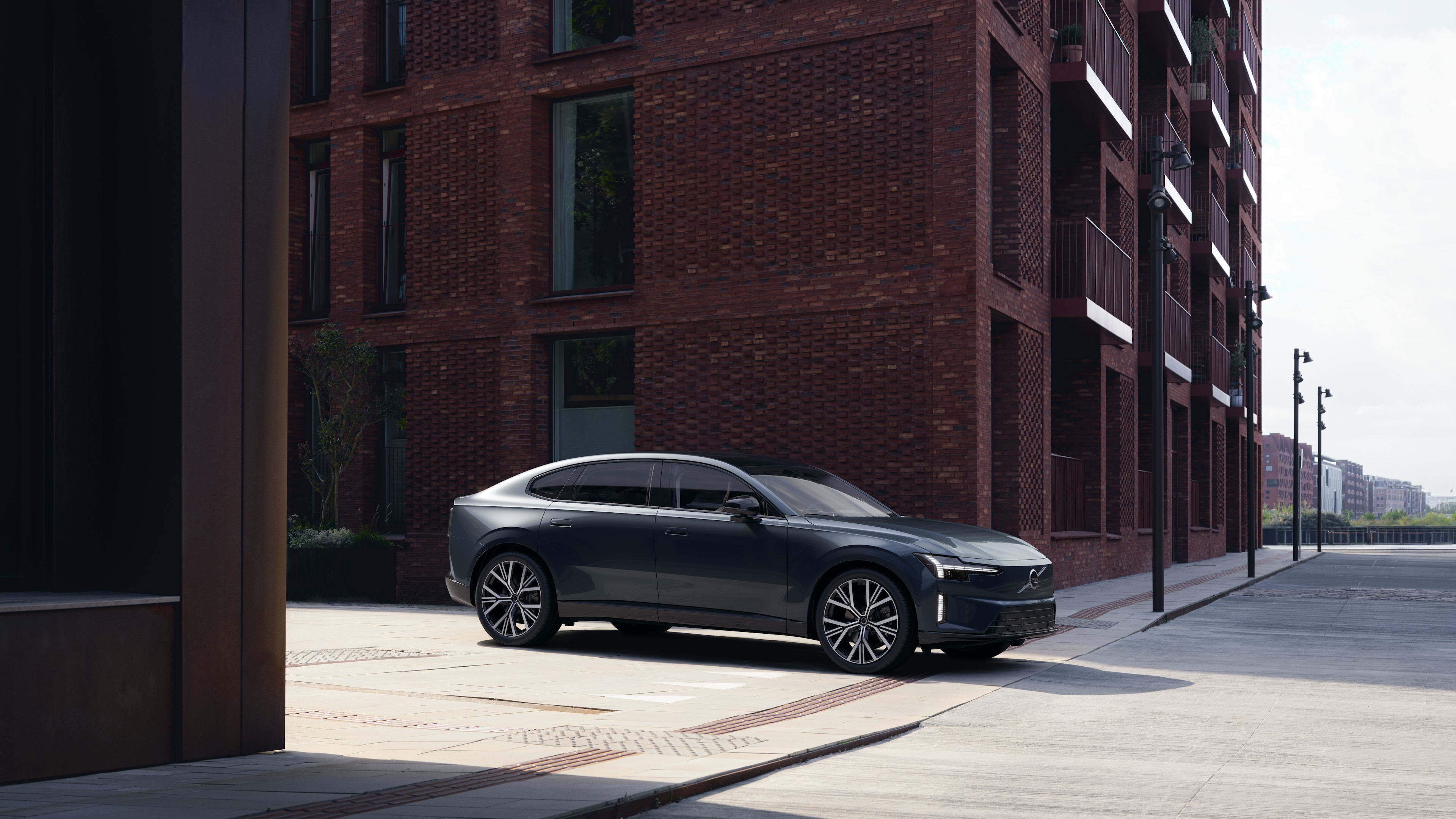 De buitenkant van een Volvo van bovenaf afgebeeld in een effen studioachtergrond.