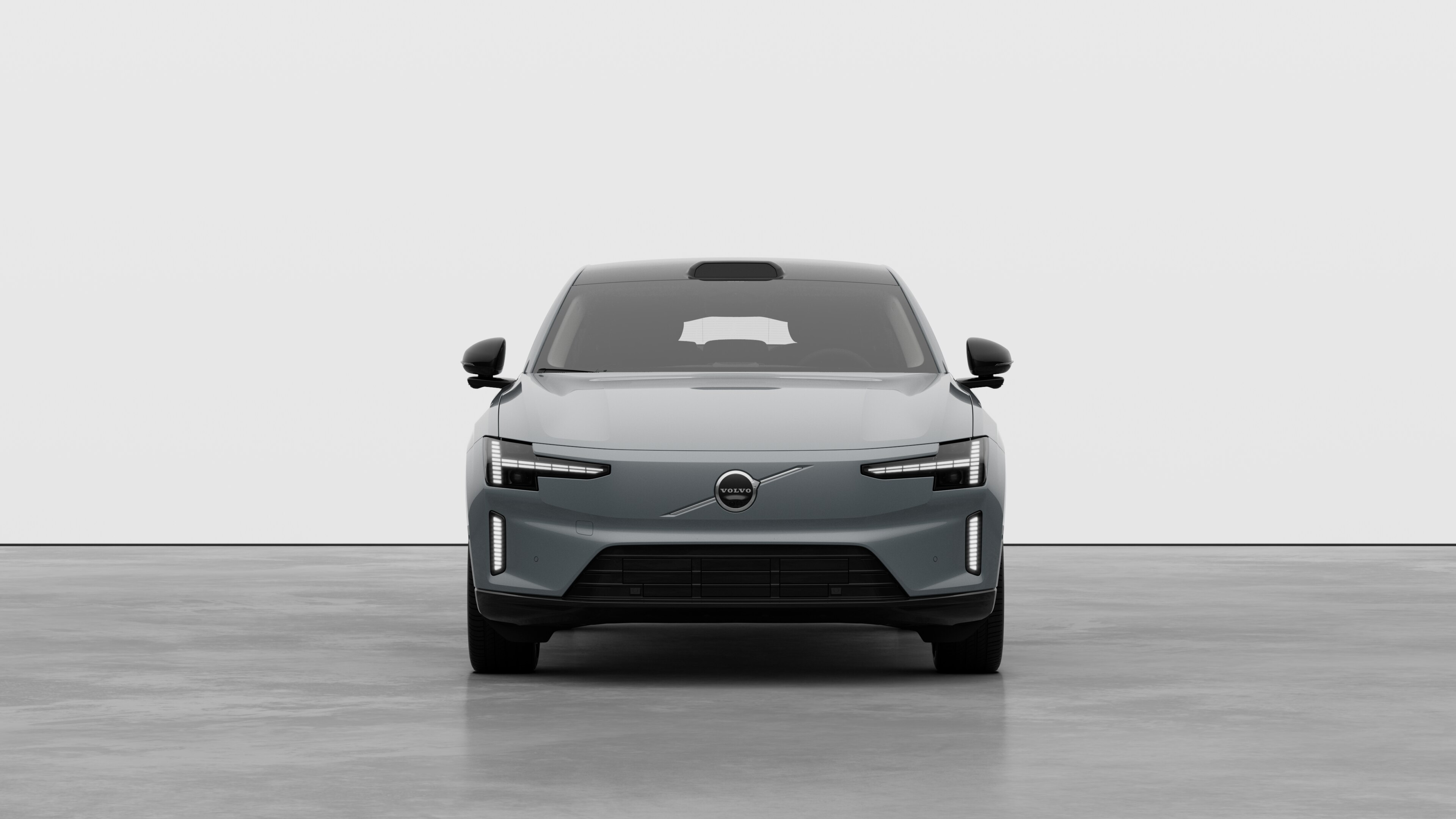 Vorderansicht eines Volvo Fahrzeugs in einem schlichten Studiohintergrund.
