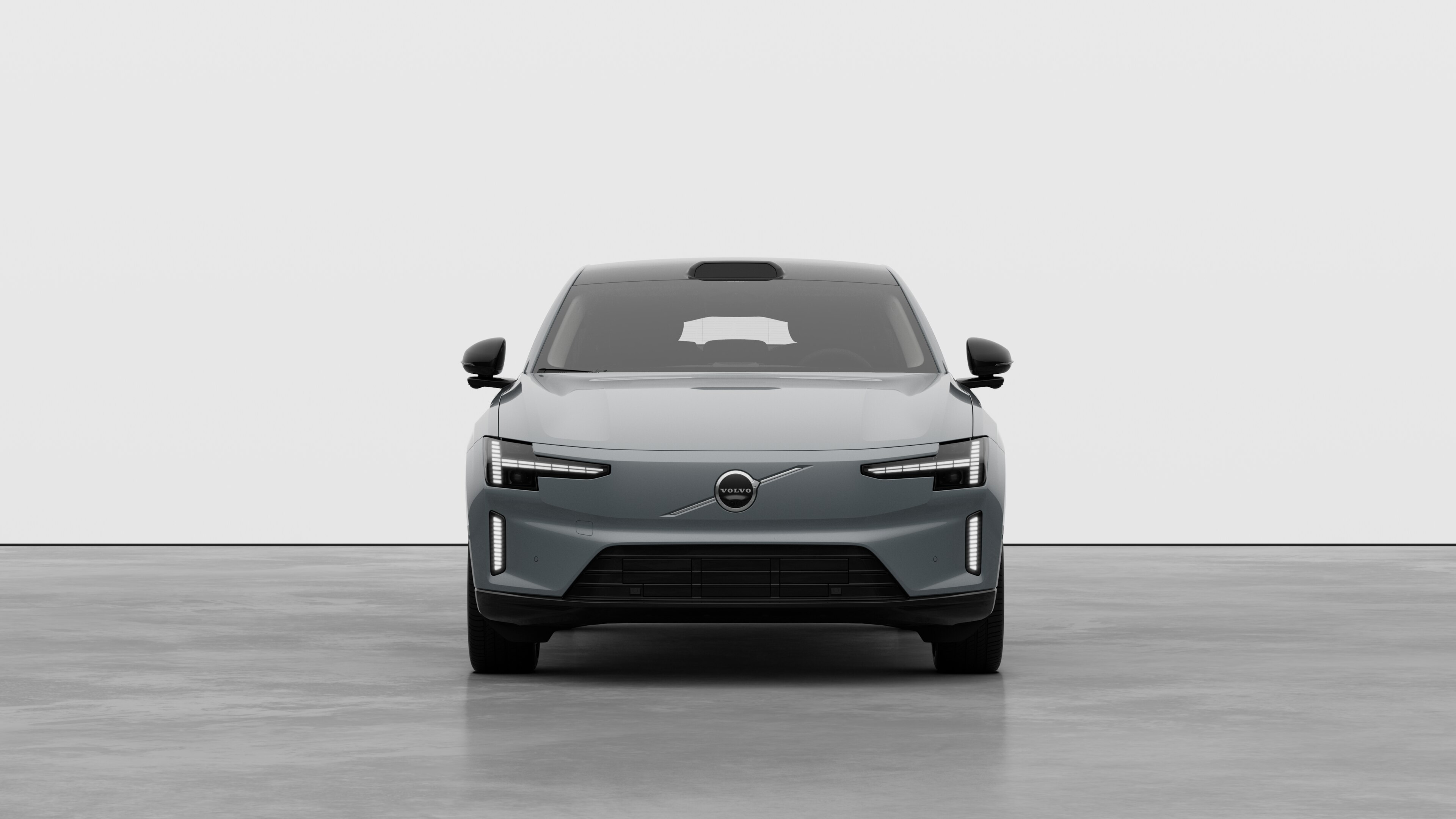 Изглед отпред на автомобил Volvo на обикновен студиен фон.