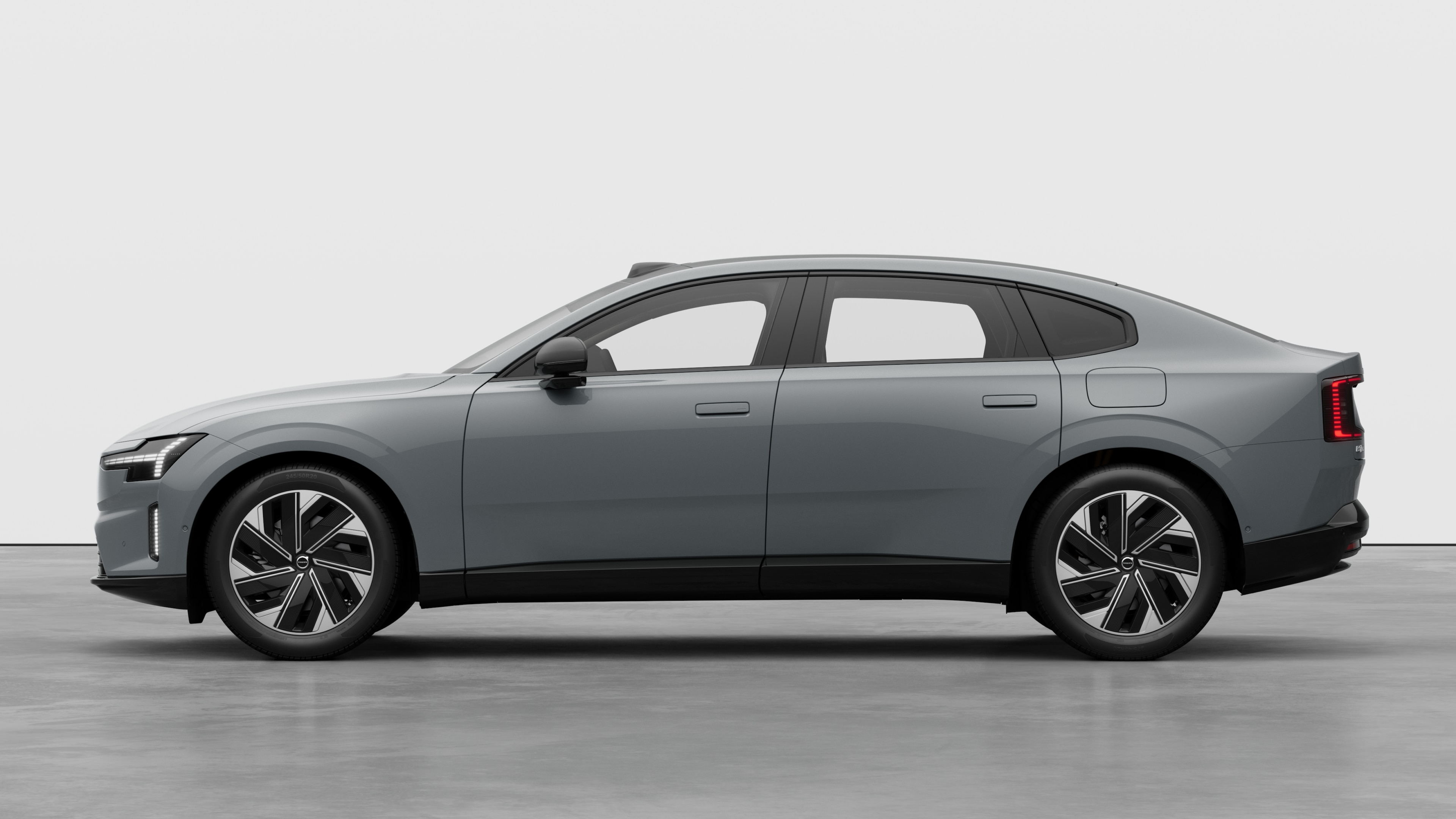 Volvo автомобил в страничен изглед на обикновен студиен фон. Няма допълнителни подробности или идентификатори.
