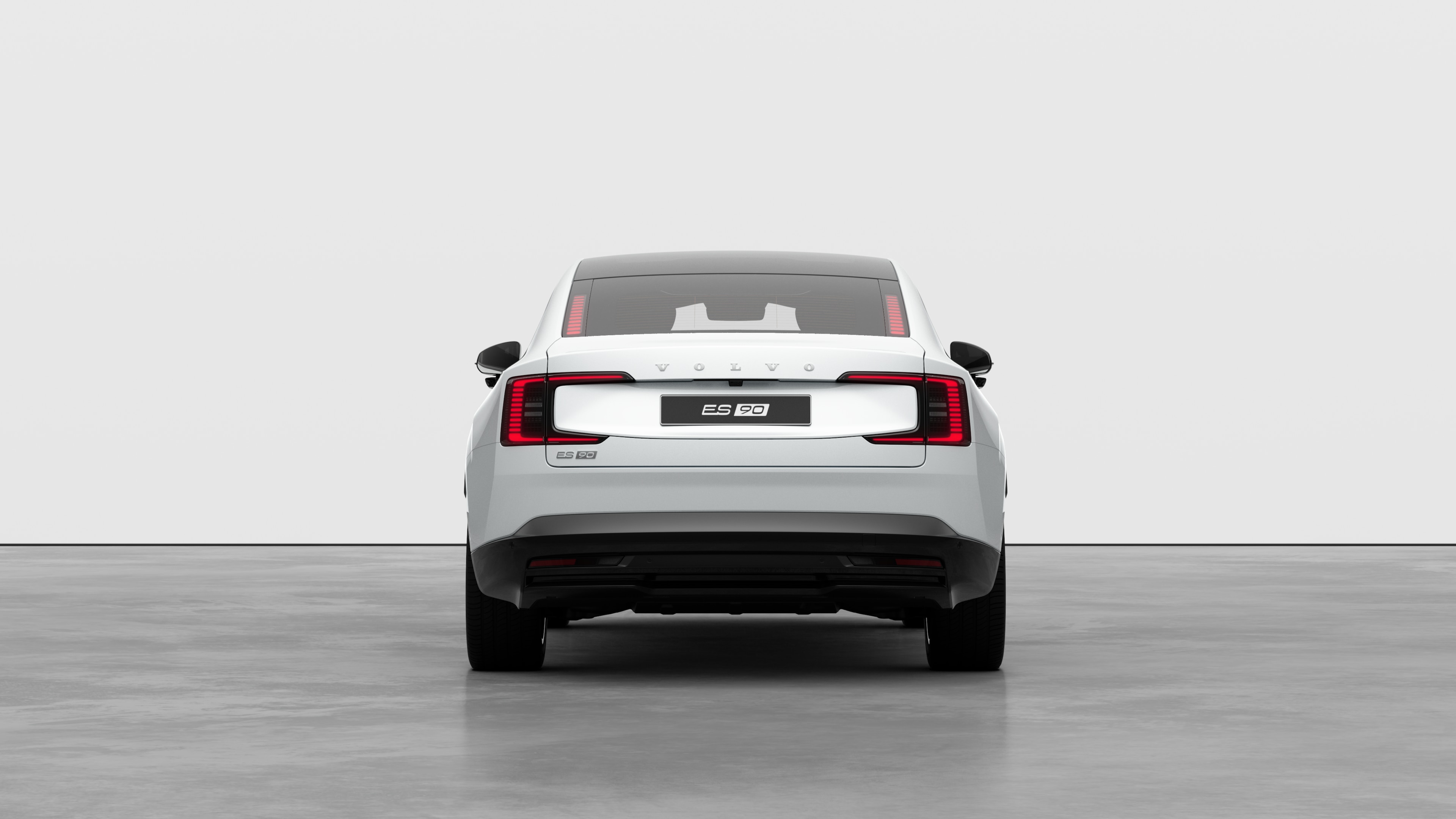 Vista posteriore di un'auto Volvo sullo sfondo di un semplice studio.