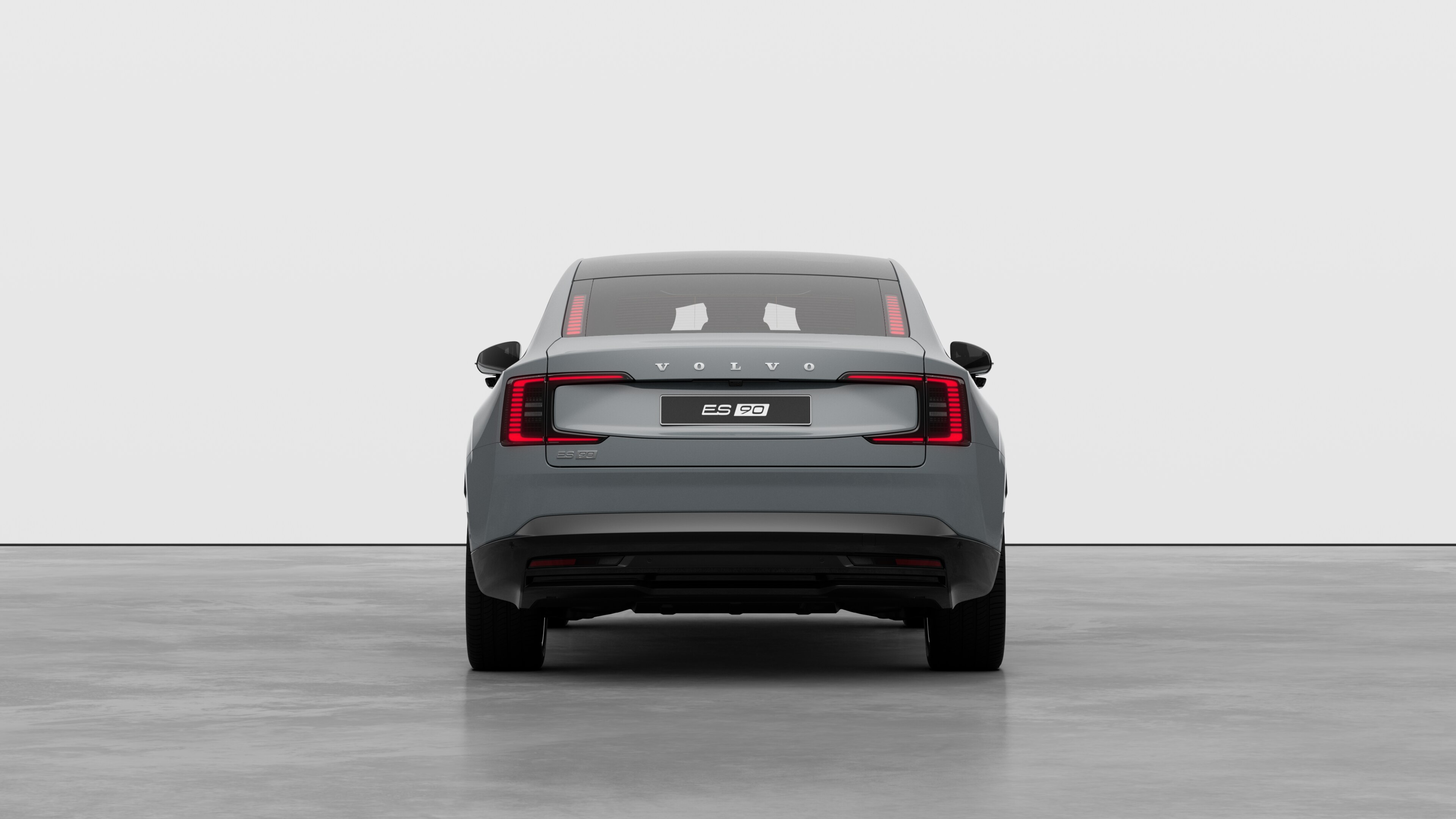 Volvobilens bakifrån mot en enkel studiobakgrund.