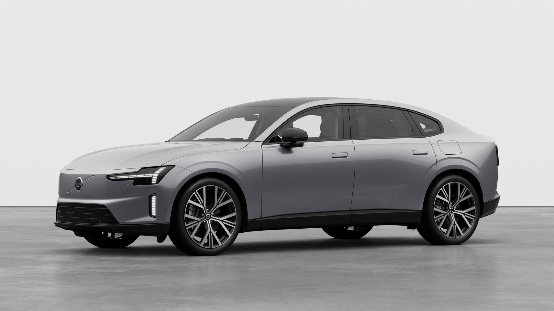 Extérieur d’une Volvo vue de trois quarts, arrière-plan uni d’un studio.
