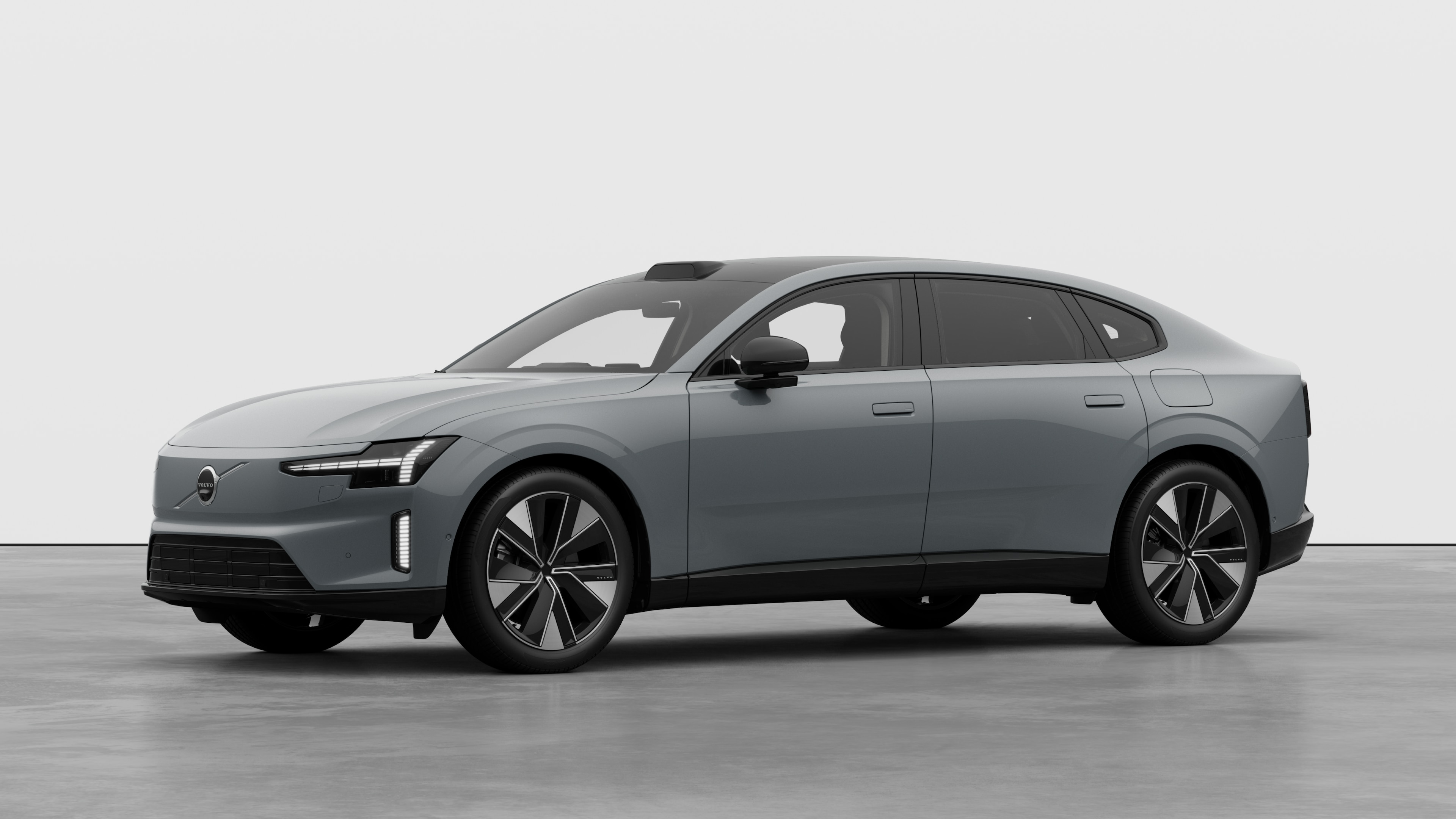 Volvobilens exteriör i trekvartsvy, vanlig studiobakgrund.