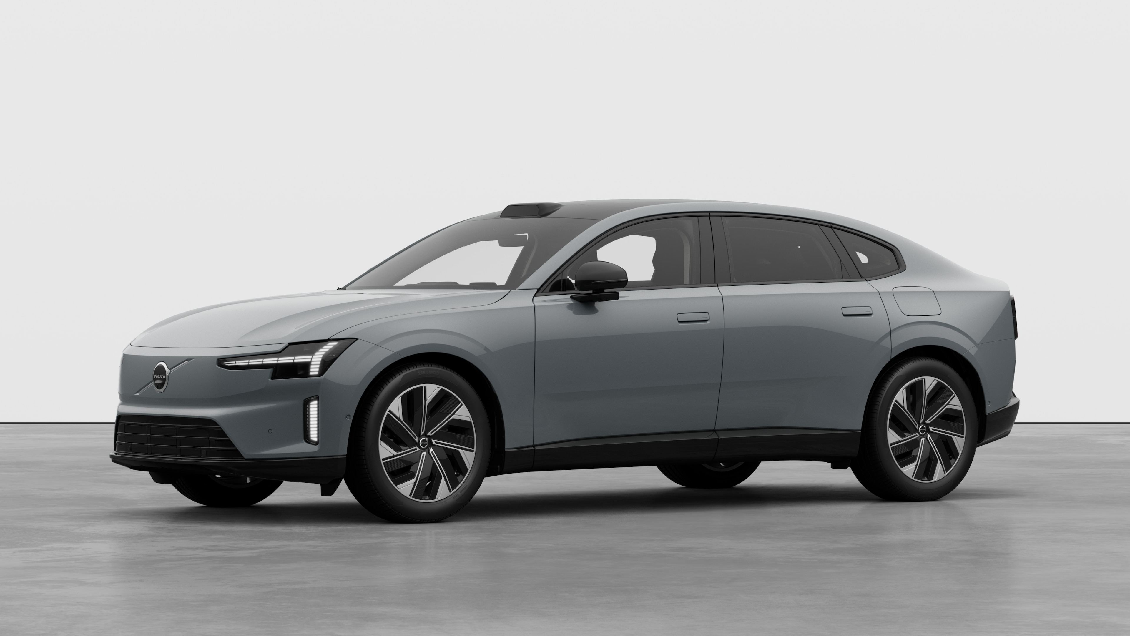 Екстериор на автомобил Volvo в изглед от три четвърти, обикновен студиен фон.