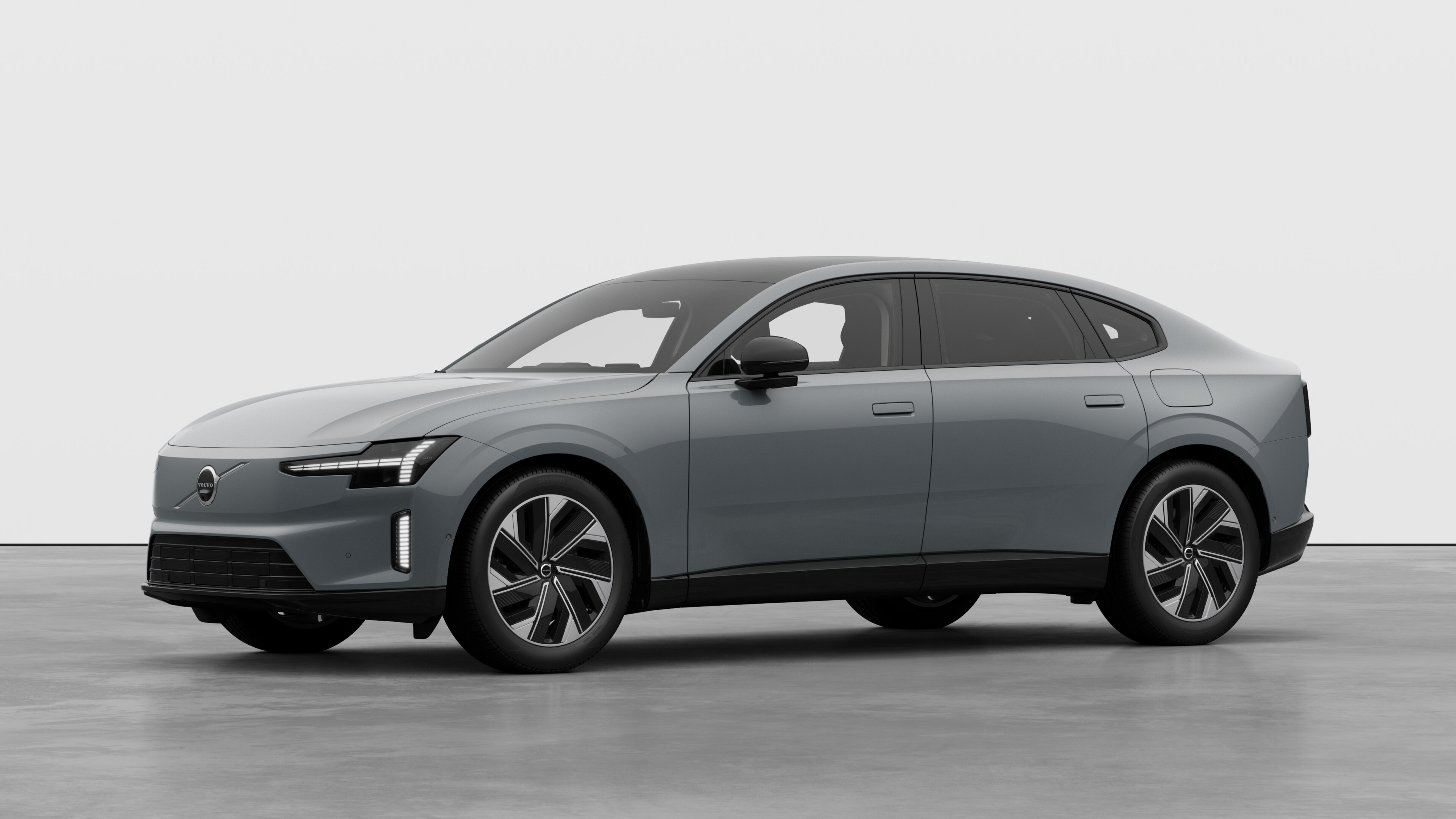 Esterno di un'auto Volvo in vista di tre quarti, sfondo in studio.