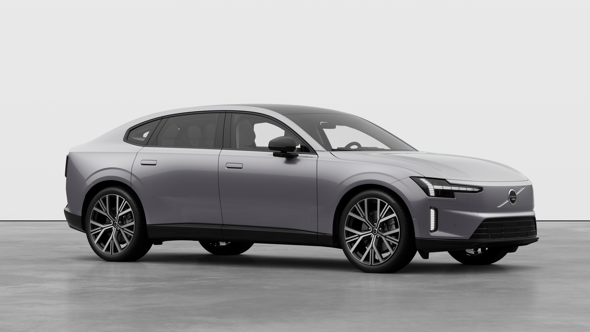 Extérieur d’une Volvo, vue de trois quarts sur un fond de studio uni.