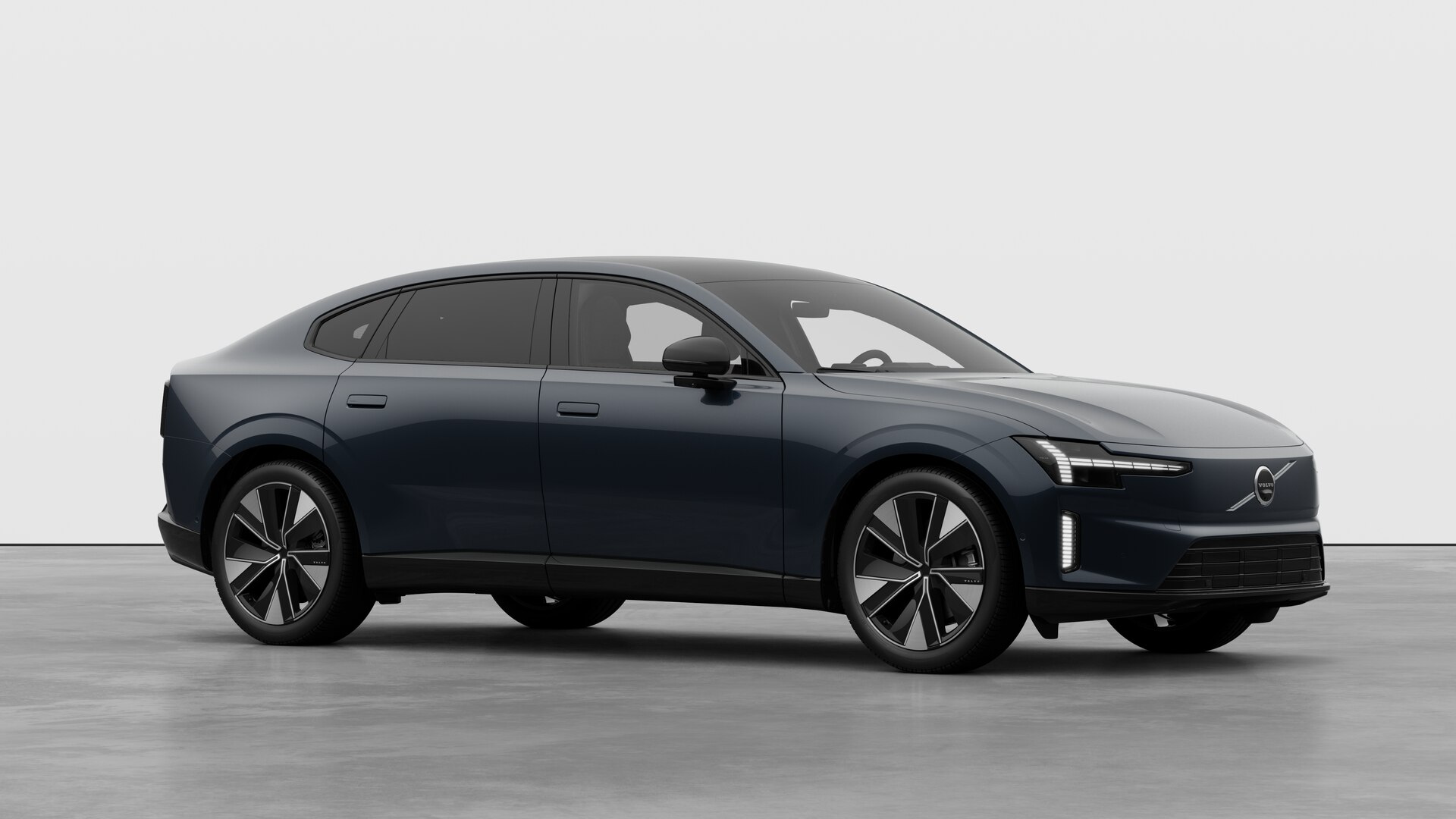 Extérieur d’une Volvo, vue de trois quarts sur un fond de studio uni.