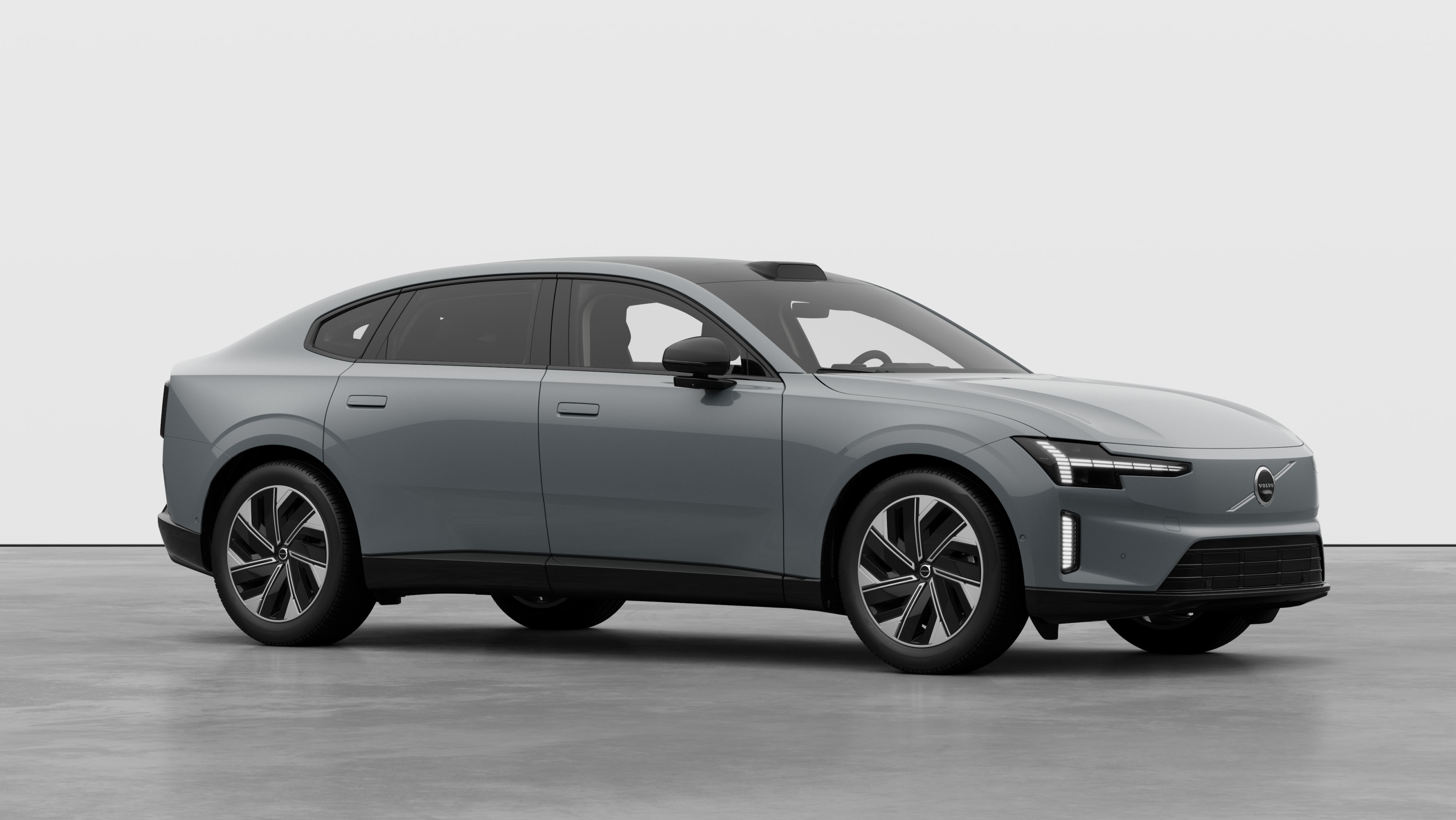 Außenansicht eines Volvo Fahrzeugs, Dreiviertelansicht in einem schlichten Studiohintergrund.