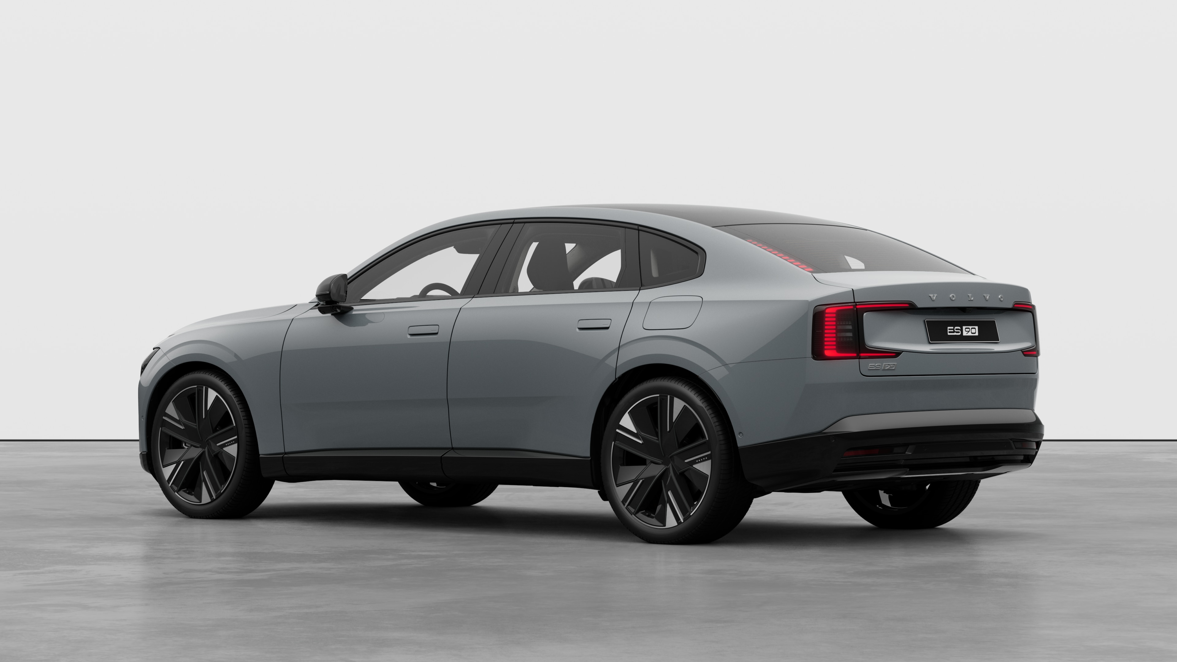 Trekvartsvy bakifrån av Volvobilen i en vanlig studiobakgrund.