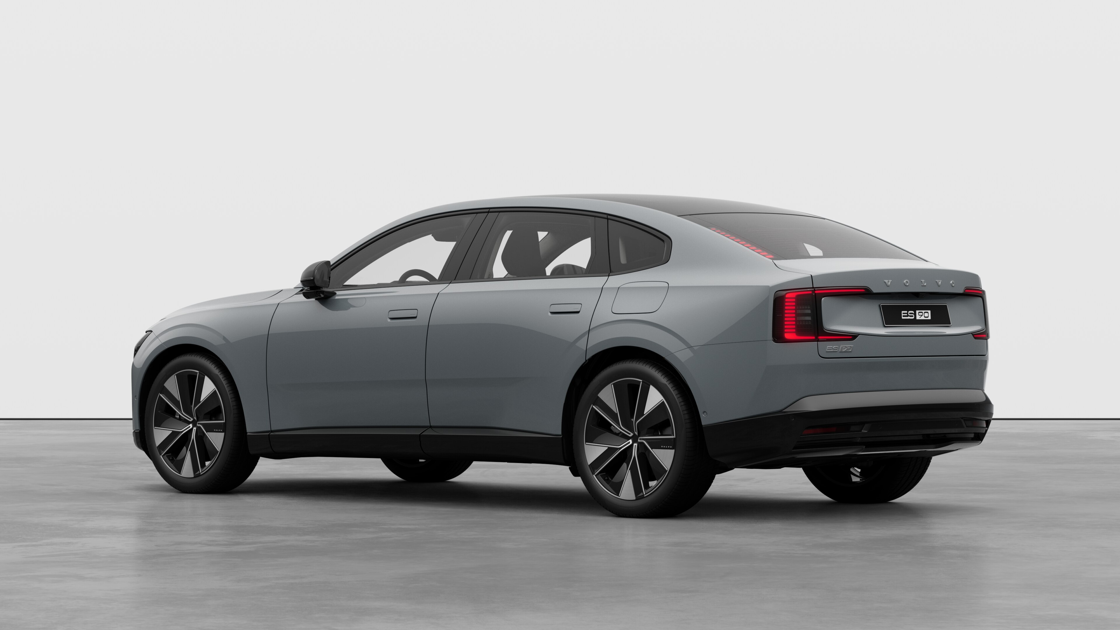 Trekvartsvy bakifrån av Volvobilen i en vanlig studiobakgrund.