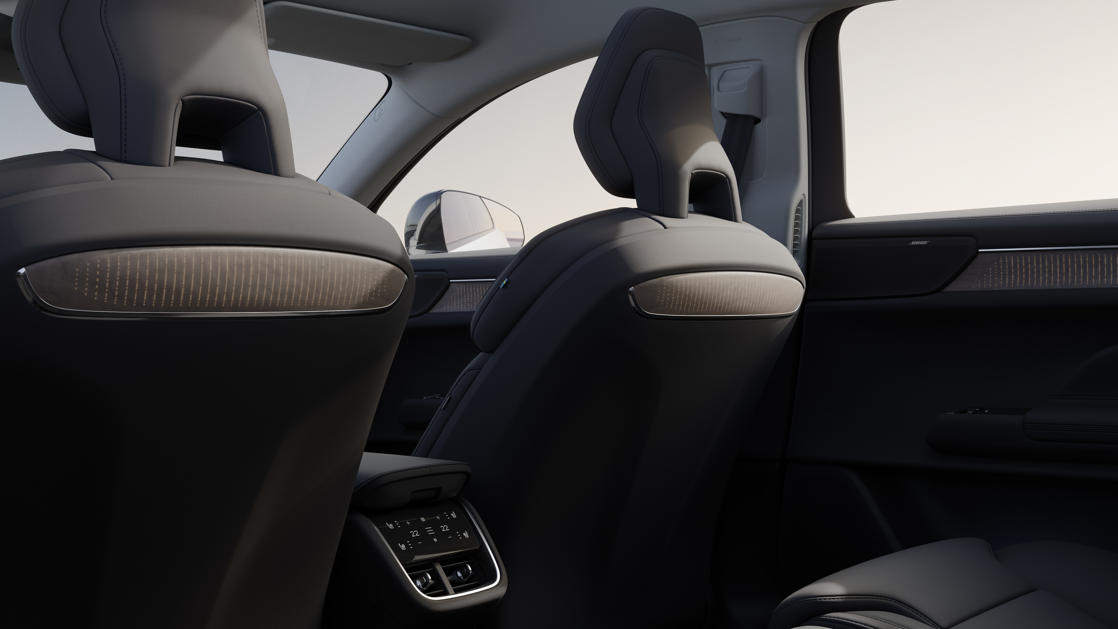 Vista interna del sedile posteriore del passeggero di un'auto Volvo che mostra i sedili posteriori e parte del pannello laterale, con lo sfondo dello studio visibile attraverso i finestrini.