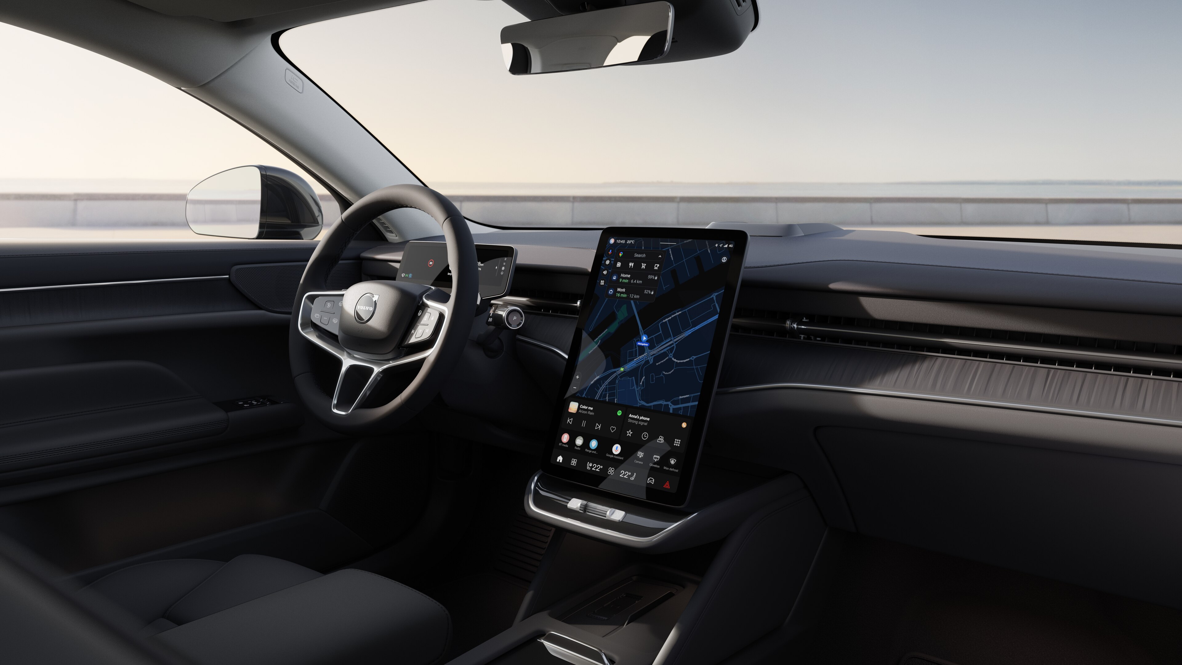 Intérieur d’une Volvo montrant le tableau de bord, le volant et la console centrale avec affichage numérique sur un fond de route dégagée.