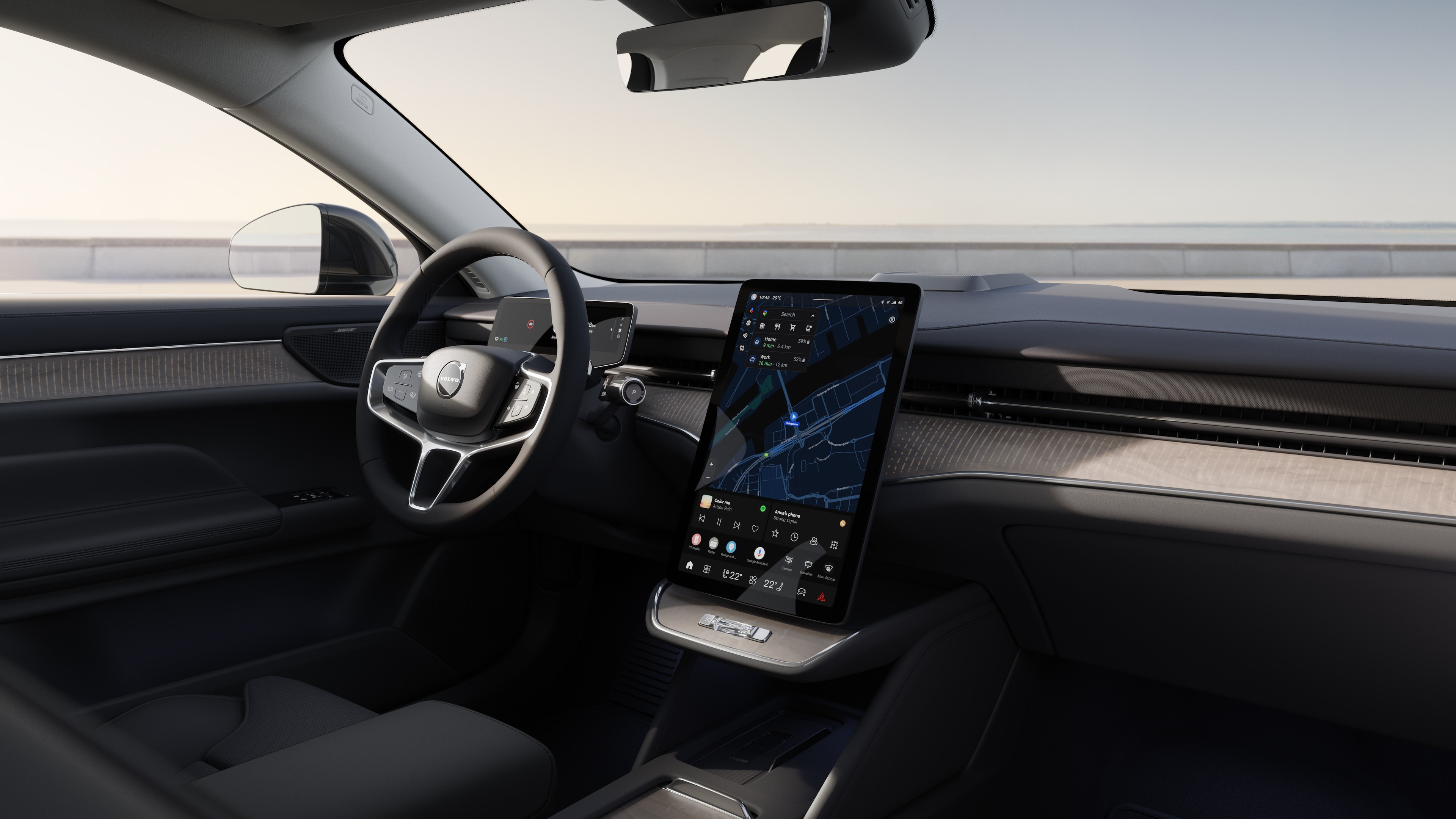 Volvointeriör som visar instrumentbräda, ratt och mittkonsol med digital display i en öppen bakgrund.