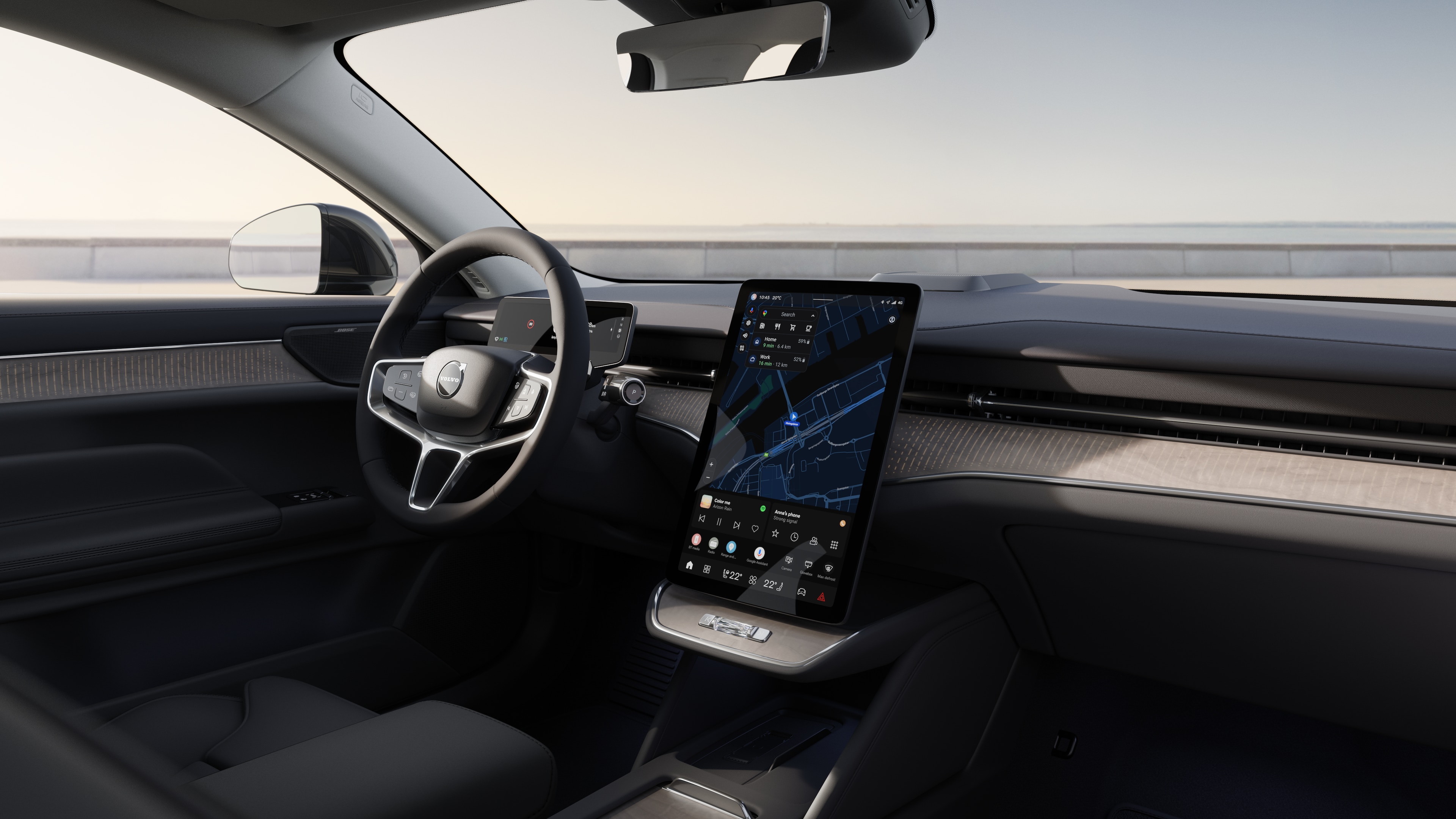 Το εσωτερικό ενός αυτοκινήτου Volvo όπου φαίνονται το ταμπλό, το τιμόνι και η κεντρική κονσόλα, με ψηφιακή οθόνη σε φόντο ανοιχτό δρόμο.