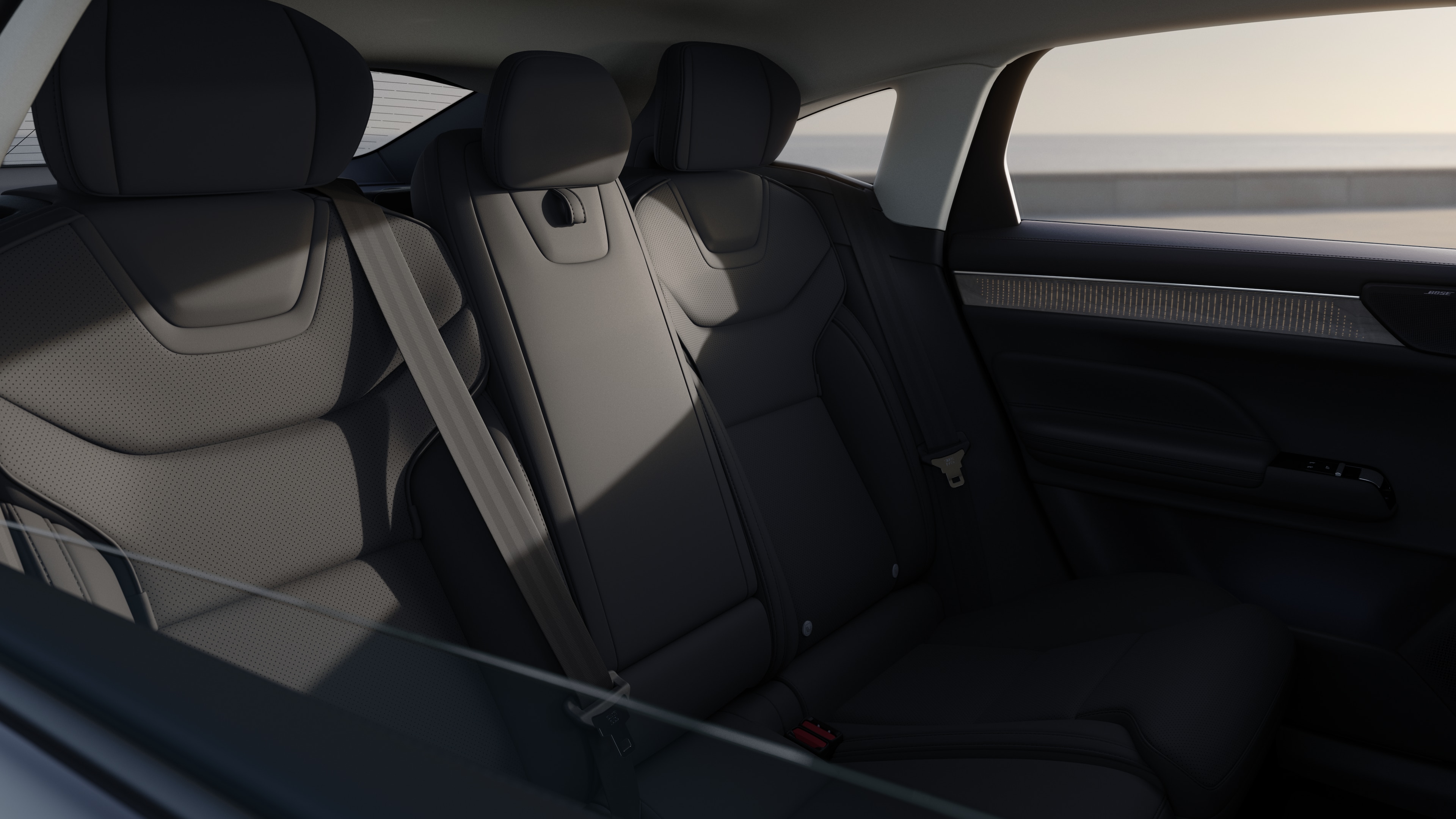 Volvo-interiör som visar passagerarsäten fram och bak, ratt, instrumentbräda och mittkonsol mot en enkel studiobakgrund.