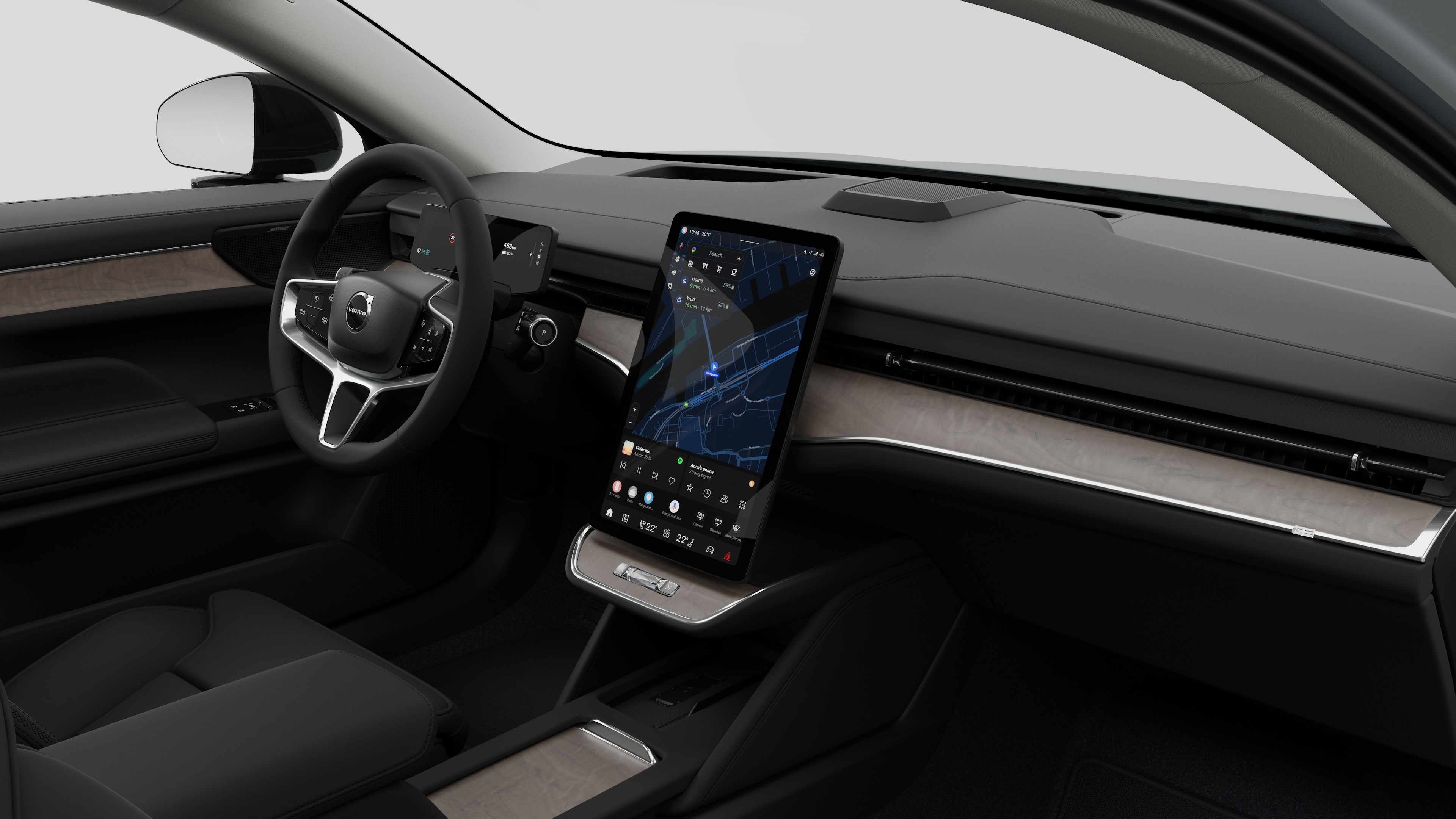 Εσωτερική άποψη ενός αυτοκινήτου Volvo που δείχνει το ταμπλό, το τιμόνι, την κεντρική κονσόλα και την ψηφιακή οθόνη σε απλό φόντο στούντιο.