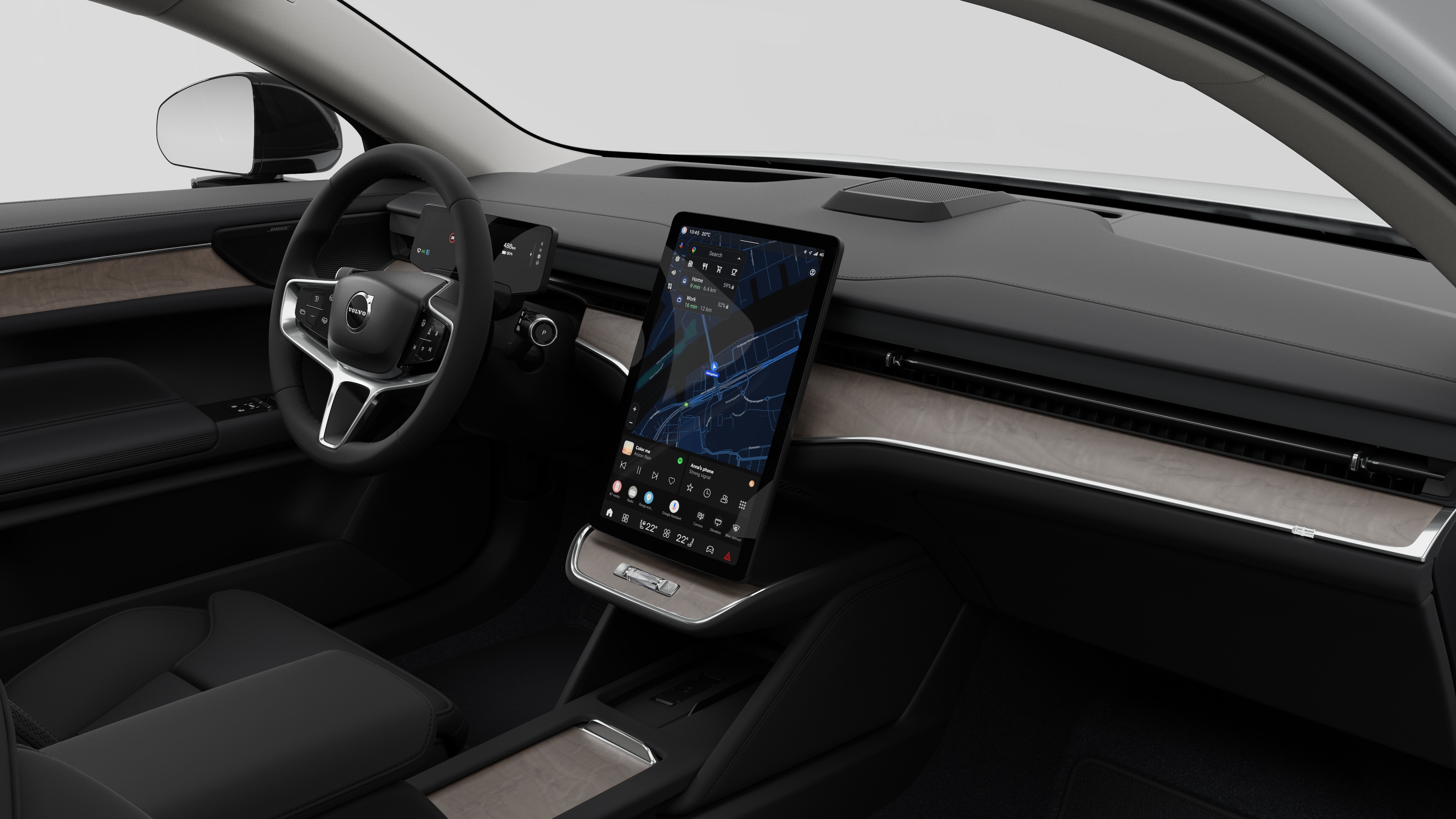 Vista interna di un'auto Volvo che mostra il cruscotto, il volante, la console centrale e lo schermo digitale sullo sfondo di uno studio.