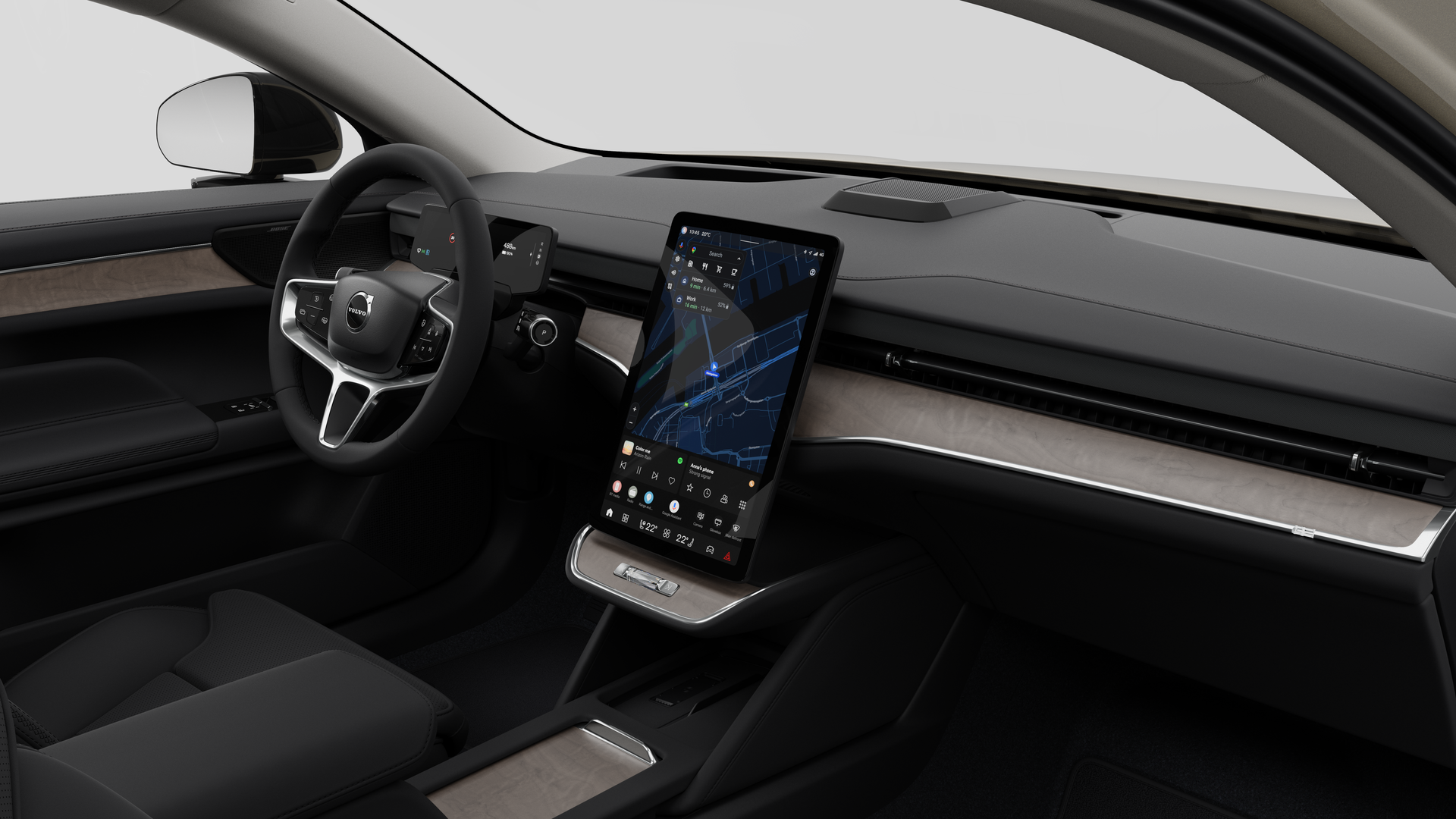 Vista interna di un'auto Volvo che mostra il cruscotto, il volante, la console centrale e lo schermo digitale sullo sfondo di uno studio.